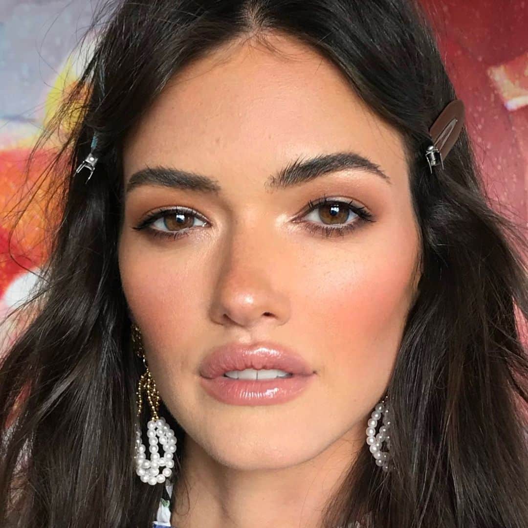 Ania Milczarczykのインスタグラム：「When trying to make eyes appear a little bigger for those fresh doe eyed looks I pop some peach or white liner on the water line and smoke the heck out of the shadow through the crease (lifting it up on the outer edges) and most importantly smoke out the bottom lash line but always keep a bit of light to catch on the actual lid itself. Obsessed with @sofiaareynal ❤️from the other day with @sheikeandco」