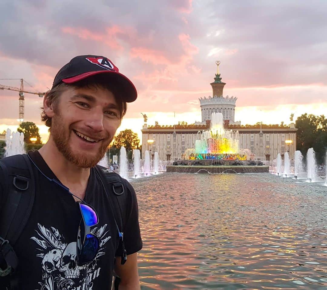 アレクセイ・ロゴノフのインスタグラム：「Ни разу не катался на роликах! Да так, чтобы по всей Москве.🌇  Настолько соскучился по катанию на коньках, что достал с балкона свои старые ботинки с роликовыми полозьями.  Благоустройство территории ВДНХ подарило жителям столицы невероятный простор для покатушек на всех видах разноколёсного транспорта!  Очень рекомендую!)) @rogonov_alex . . . #АлексейРогонов #ролики #вднх #Роликовыеконьки #figureskating #фигурноекатание #нароликах #rollerblade #rollerblader #gorollerblade #rollerdrome #роликитайм #rollerskategirl #rollerskate #rollerskates #rollerskater #rollerbladers #rollerskaters #rollerblades #роликирулят」
