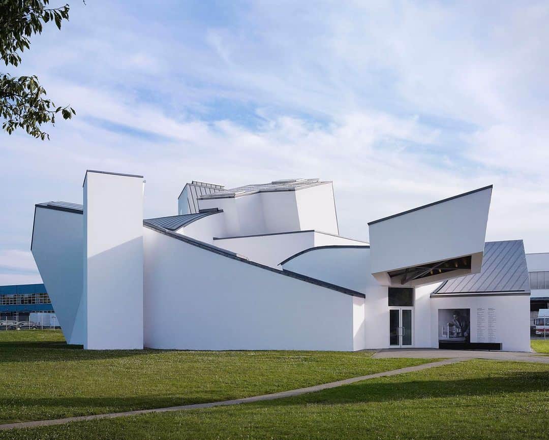 Vitra Japanさんのインスタグラム写真 - (Vitra JapanInstagram)「フランク・ゲーリーによるヨーロッパ初の建築であり、世界でも有数のデザイン博物館のひとつ、ヴィトラデザインミュージアム。デザインと建築の研究を広く伝えるために1989年に完成しました。建物は、円錐状の形や傾斜路、立方体のコラージュによるフランク・ゲーリー建築の象徴的なデザインで、見る場所によって異なる表情を楽しむことができます。﻿ ﻿ #Vitra #VitraJapan #ProjectVitra #VitraDesignMuseum #VDM #weilamrhein #design #architecture﻿ #ヴィトラ #ヴィトラジャパン #プロジェクトヴィトラ #ヴァイルアムライン #ヴィトラデザインミュージアム #暮らしを楽しむ #モダンインテリア #デザイン #建築」7月1日 17時50分 - vitra_japan