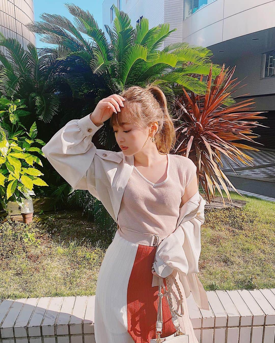 村崎英絵さんのインスタグラム写真 - (村崎英絵Instagram)「今日みたいな雨の日はサラッとした羽織を着るよ♡梅雨だからポニーテール率が高い🤭💕 ㅤㅤㅤㅤㅤ  ㅤㅤㅤㅤㅤ  ㅤㅤㅤㅤㅤ ㅤㅤㅤㅤㅤ ㅤㅤㅤㅤㅤ  #wear #初夏コーデ #ベージュコーデ #雨の日コーデ #シャツコーデ #白シャツ  #夏コーデ #サマーニット  #低身長コーデ #低身長ファッション #おちびコーデ #146cmコーデ #146cm  #cecilmcbee_snap #cecilmcbee ㅤㅤㅤㅤㅤ ㅤㅤㅤㅤㅤ」7月1日 17時51分 - hanaemurasaki