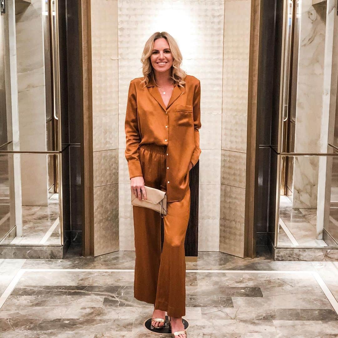エミリー・シーボームのインスタグラム：「I swear these aren’t my pyjamas but they are just as comfy!  #thedarlinghotel #thestargc #dinner #wednesday #silkset #style #fashion #ootd #viktoriaandwoods」