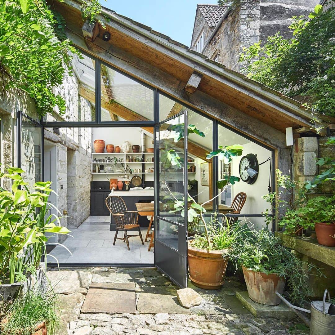 The Modern Houseさんのインスタグラム写真 - (The Modern HouseInstagram)「#forsale Cut From a Different Cloth: a beautiful eighteenth-century weaver’s cottage combining modern details with charming original features in Wiltshire.」7月1日 16時19分 - themodernhouse