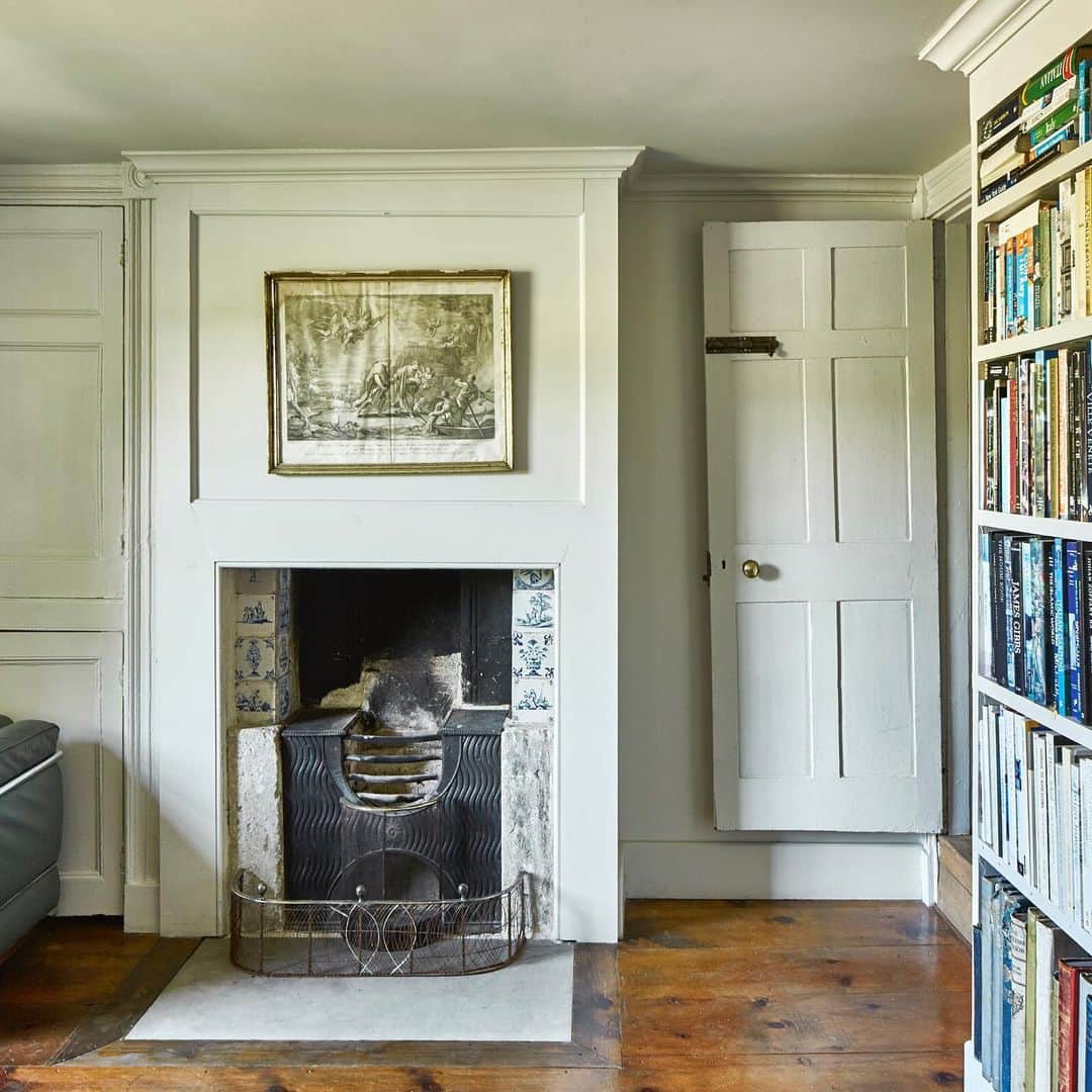 The Modern Houseさんのインスタグラム写真 - (The Modern HouseInstagram)「#forsale Cut From a Different Cloth: a beautiful eighteenth-century weaver’s cottage combining modern details with charming original features in Wiltshire.」7月1日 16時19分 - themodernhouse