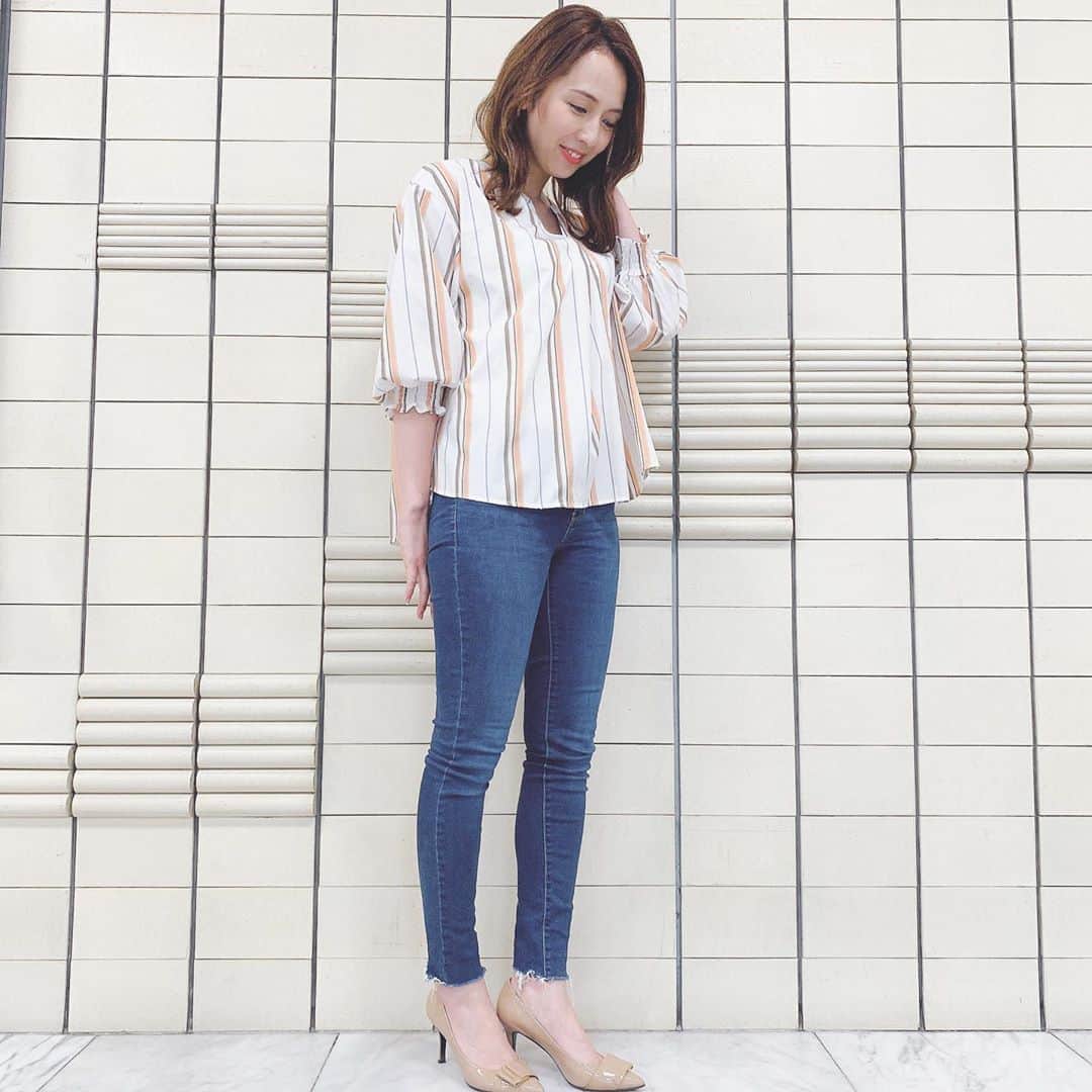 若林翔子のインスタグラム：「.﻿ .﻿ ブレイク！﻿ 爽やかな衣装でした♡﻿ ﻿ そして今日は差し入れで﻿ 山形のさくらんぼ持って行ったよん🍒﻿ おいしいさくらんぼを﻿ よりおいしく食べる私流のコツは﻿ 二個いっぺんに口の中に入れて、﻿ 思いっきりさくらんぼの味と香りを堪能すること‼️笑﻿ ﻿ この時期ならではの味わいですよ😍﻿ もったいないからあんまりできないけど、ぜひ試してみて😂﻿ ﻿ ﻿ ﻿ #ちょっとブレイクタイム　#ミヤギテレビ﻿ #さくらんぼ　#山形　#甘い　#ジューシー　#酸味もちょっぴり　#さくらんぼ大好き　#さくらんぼのお風呂に入りたい﻿」