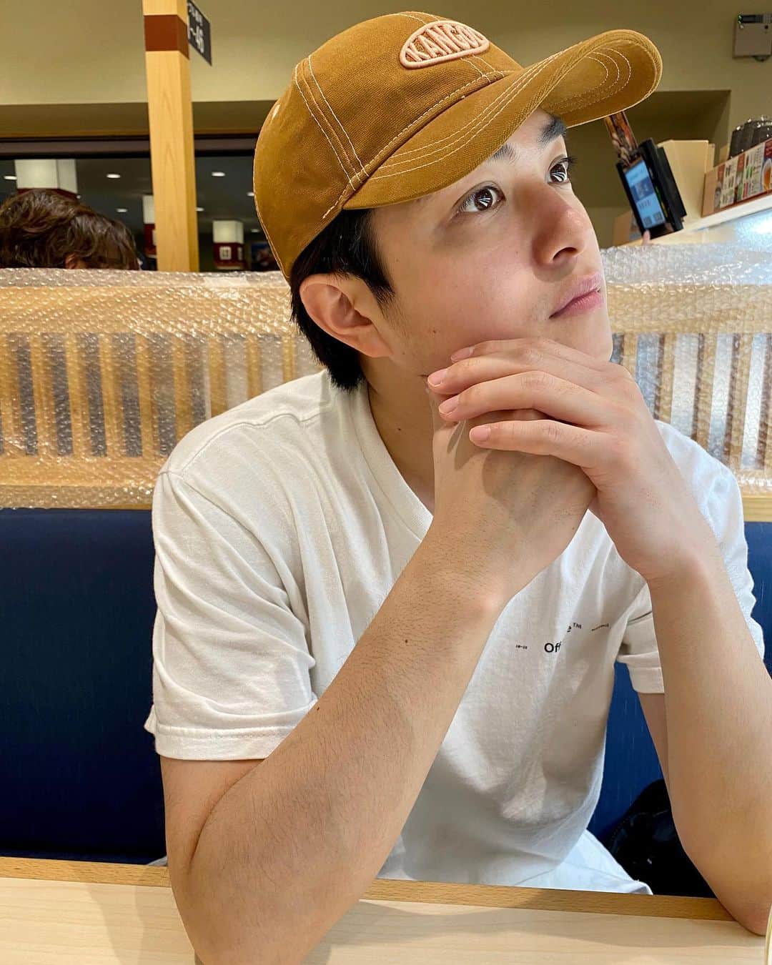 桜木那智のインスタグラム：「お寿司のメニュー見てます。 たぶんこの時は、ねぎマグロかな。 最近は雨が降ったり止んだりで傘を持って出るか迷います。 っていうのを話してたらお腹すいてきましたね。 皆さんは今日何食べますか？」