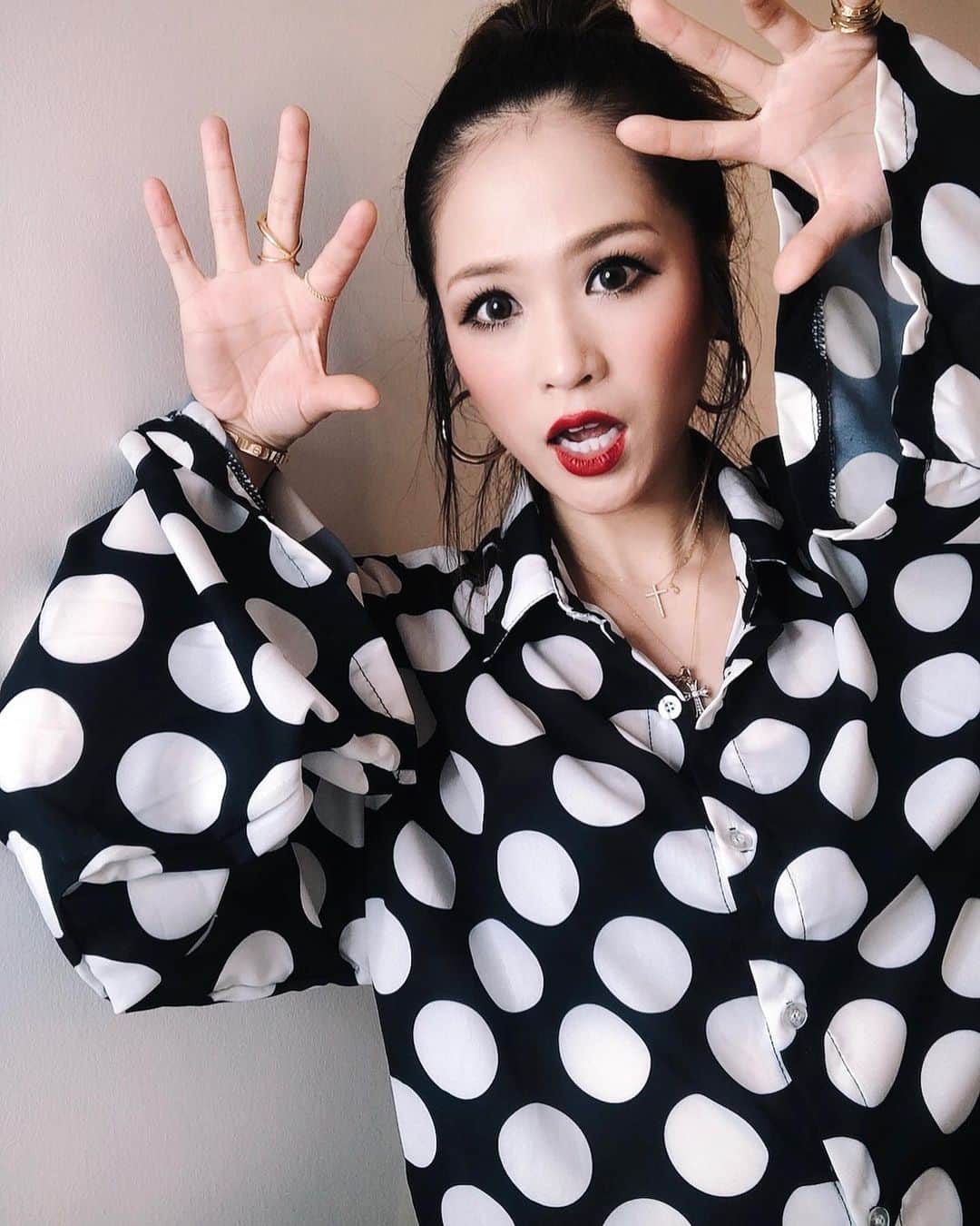 彩希エリナのインスタグラム：「ドットおばけ👻気付けば少し久しぶりの投稿になってしもた📸そしてあっという間に7月に突入🗓今月はどんな月になるかな🛸今日からも笑顔で元気に過ごそう🌸普段なかなか着ない珍しいドット柄⚪️⚫️この格好でLIVE配信したらみんなに草間彌生だって言われた🐞美術館まで観に行ったのに、それを草刈正雄となぜか間違えてしまった。そんな7月の始まり🤪www #newmonth #dotfashion #hairmakeup #highlighthaircolor #redlips #goldaccessories #pompadourhairstyle #dumplinghair #ドット柄 #ドット柄シャツ #ドットファッション #ドットコーデ #ドットブラウス #ドットおばけ #ヘアメイク #お団子頭 #ちょんまげスタイル #赤リップ #ヘアアレンジ #簡単ヘアアレンジ #ハイライトに萌え #私服さん #7月の始まり #⚪️⚫️⚪️⚫️」