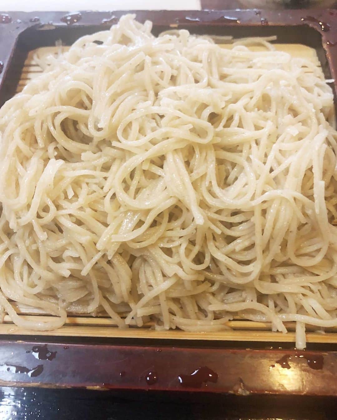 市川海老蔵 （11代目）さんのインスタグラム写真 - (市川海老蔵 （11代目）Instagram)「Reika’s going to eat this soba noodle-  I’ll have a bite.  Cause I’ve got Korean BBQ appointment from 17:00.  Uh-huh. * 麗禾が食べまーす、  わたしは  一口、  17時から焼肉なので、  は、はい。  #市川海老蔵 #海老蔵 #成田屋 #歌舞伎 #ABKAI #ABMORI #ebizoichikawa #ebizo #kabuki #thunderparty #ebizotv #theater #theaterarts #actor #japan #classic」7月1日 16時27分 - ebizoichikawa.ebizoichikawa