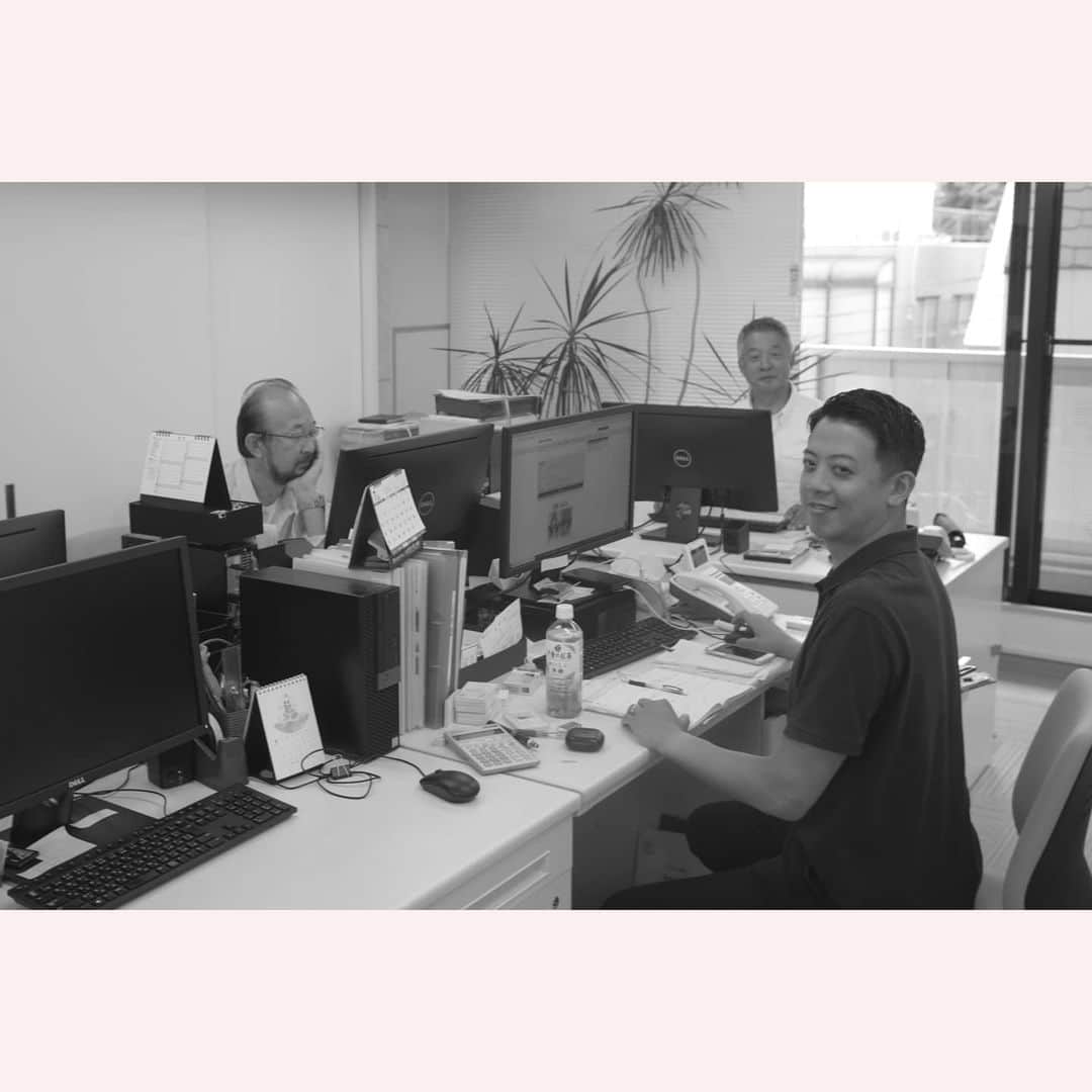のインスタグラム：「久しぶりの事務所！ 会えたのが嬉しくて ついつい長話をしてしまった。 帰り際カメラを構えたら サワサワっと様子が変わる。 爽やかさを出してきた？ ので、ありがちな 求人広告みたいにしてみた。(笑) また走るぞー。 これからもジェイクリップ・リベルタを よろしくお願いします！  #tokyocameraclub#leica#leicam10p#summilux#summilux35#summilux35mm2nd#oldlens#ライカ#ライカm10p#ズミルックス#ズミルックス35mm#オールドレンズ#tokyo#japan#oldlens_tokyo#花澄」