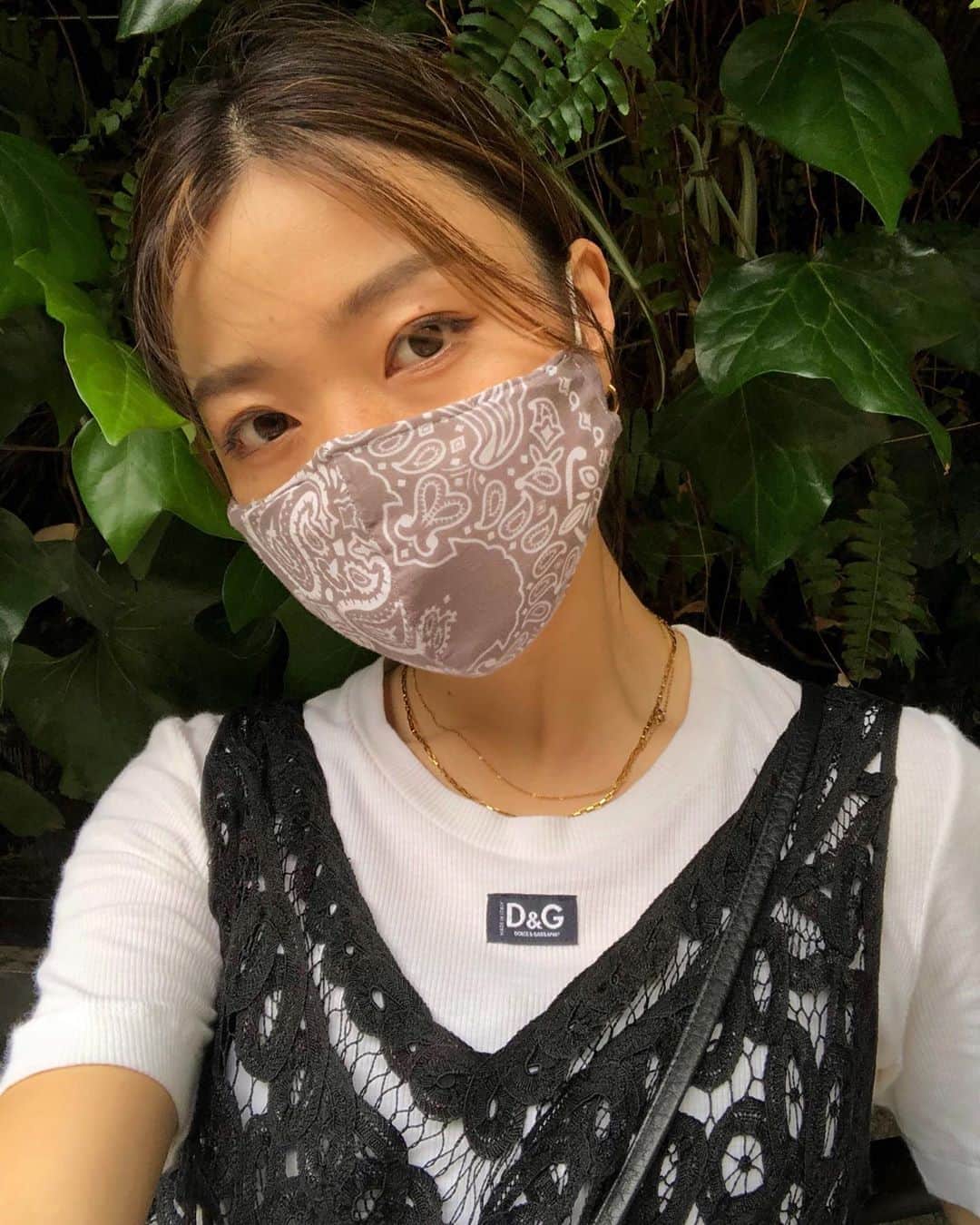 岩崎志保のインスタグラム：「#ELLEgirlmaskfashion 😷🍃🖤 マミーが作ってくれたマスクお気に入り♡ 自分でも着なくなった洋服の生地再利用して作ろっかな❣️」