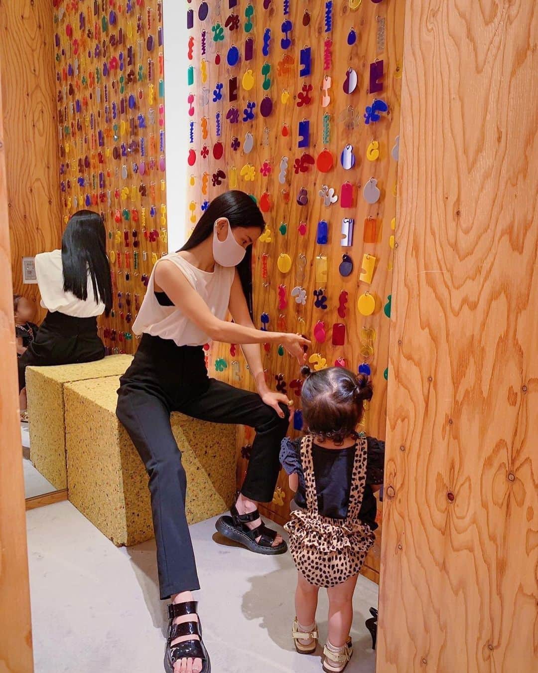 尾崎紗代子さんのインスタグラム写真 - (尾崎紗代子Instagram)「いくらでも走っていけそうな バッグを求めに @stellamccartney へ🙆‍♀️ この試着室のキーホルダー？のようなもの。 1つずつ持っていって良いですよ〜と言って貰って どれにしようか一生懸命選んでる子供達。 キーホルダーを選んでる隙に バッグも購入。 これで外での機動力がアップだ⤴️ . #stellamccartney #newbag   #japanese #tokyo #mom #mother #blackhair #黒髪 #makeup #hairmake  #momlife #mommylife #mommy #男の子ママ #女の子ママ#ママライフ #motherof2」7月1日 16時38分 - osayo_osayo