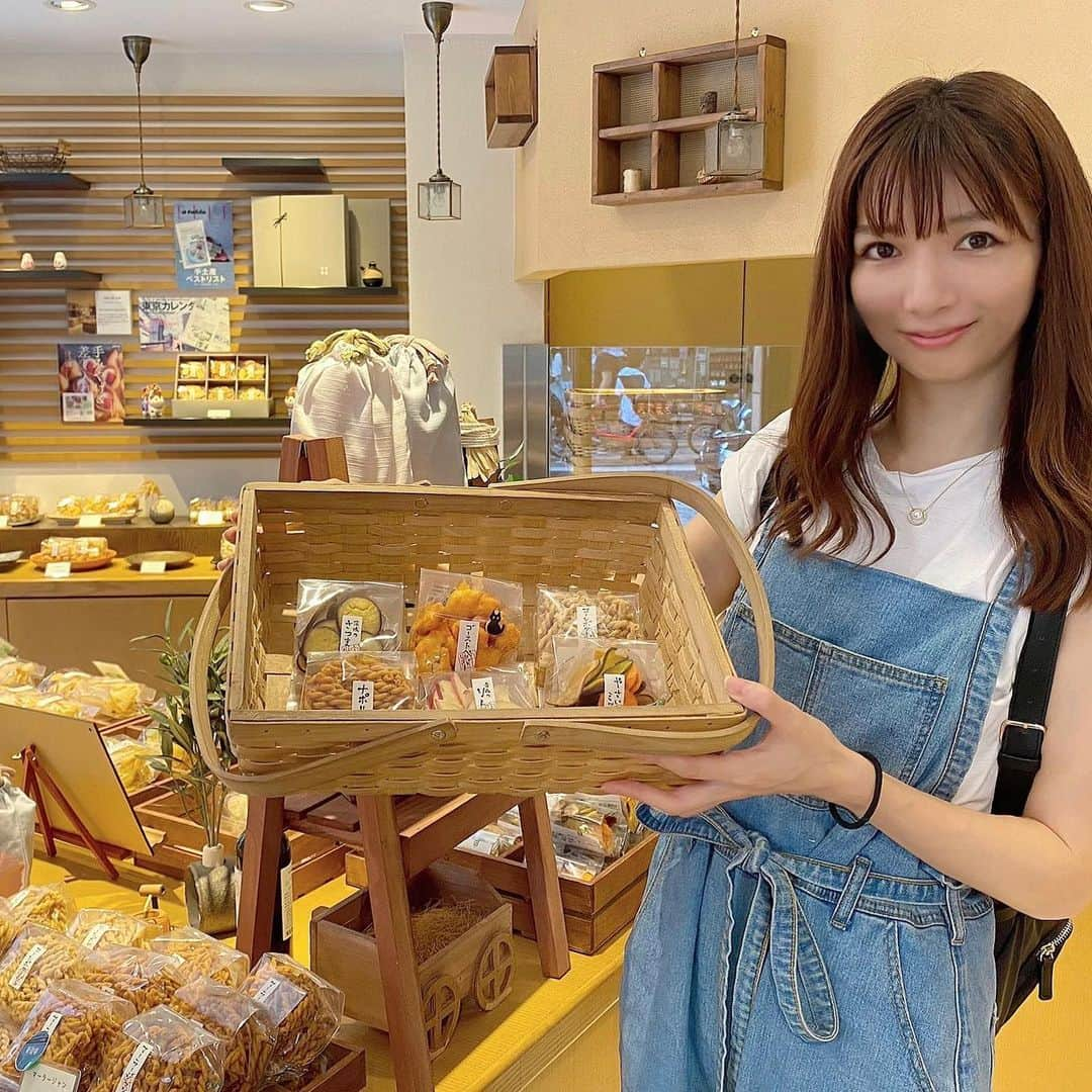 中谷あすみさんのインスタグラム写真 - (中谷あすみInstagram)「麻布十番商店街にある杵屋　@azabujyuban_kineya へ行ってきました。 大人のおつまみ菓子をコンセプトに高級ポテトチップスや揚げパスタを販売してるお店🙌 店内美味しそうな物ばかりでどれも惹かれる😍 今回は揚げパスタをおうちで食べましたが美味しくて止まらないので1袋一気に食べてしまいました。笑 ご自宅用にももちろんお土産に持っていくと絶対喜ばれると思うのでオススメです◎  #揚げパスタ #麻布十番グルメ #麻布十番 #手土産 #お酒のつまみ #おしゃれなお店 #グルメ女子 #スイーツ巡り #pr #麻布十番商店街」7月1日 16時40分 - asumi_naa