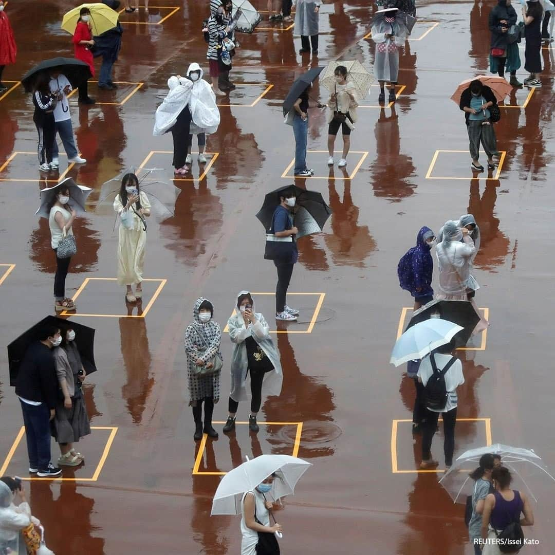 ABC Newsさんのインスタグラム写真 - (ABC NewsInstagram)「Visitors stand in social distancing markers as they wait to enter the newly reopened Tokyo Disneyland which closed for months due to the coronavirus pandemic. #japan #tokyodisneyland #socialdistancing #coronavirus」7月1日 16時46分 - abcnews