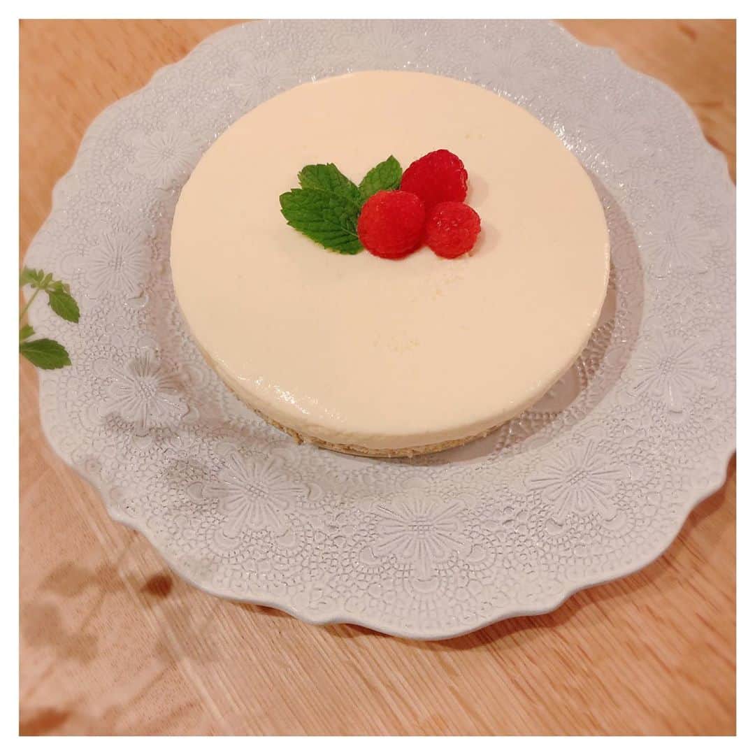 トリンドル玲奈さんのインスタグラム写真 - (トリンドル玲奈Instagram)「先日いつもお世話になっているあの方♡のお誕生日ケーキを作りました!  初めてのレアチーズケーキ。  レシピより固まるのに時間がかかってしまい… 焦ったけど、何とか✨  少人数でうちでご飯を食べた時にデザートで出しました✨ 小さな一切れを私も…😋♡  因みに私は今プチダイエット中🤫 ダイエットというか、身体スッキリ計画中🤫」7月1日 17時02分 - toritori0123