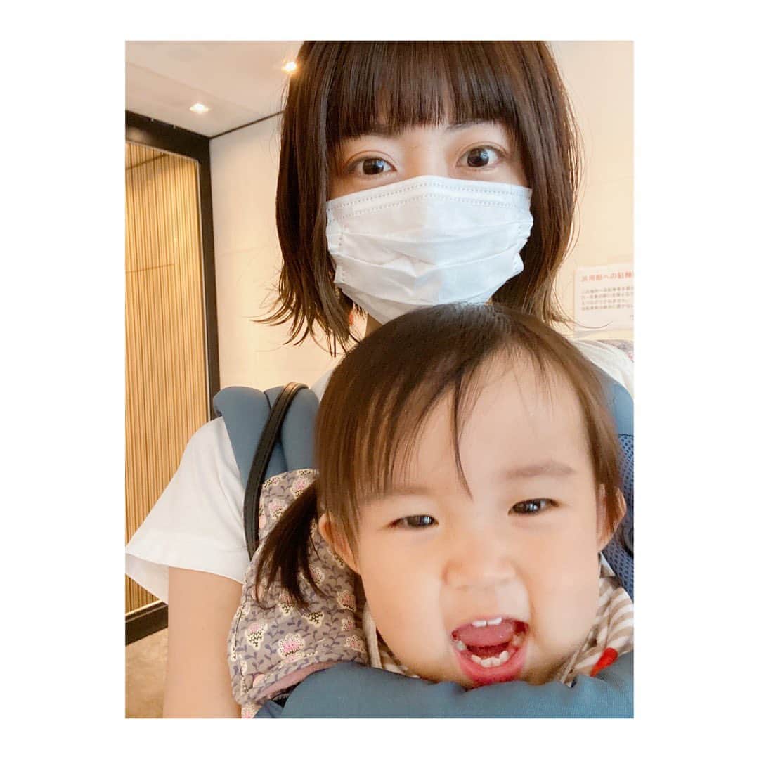 小塚舞子のインスタグラム：「髪の色、かわいい緑を入れてもらってお気に入り。 美容室でセットしてもらって イケてる髪型でお出かけしたかったのに 風強すぎて一瞬で崩れる😫 夏だし、ハデハデなやつにもしてみたいけど しばらくこんな感じで。 根元からあてるグリグリパーマもしてみたいな🌀  明日、明後日はちょろっとおは朝出演します。 久しぶりの超早起き。大丈夫かな〜」