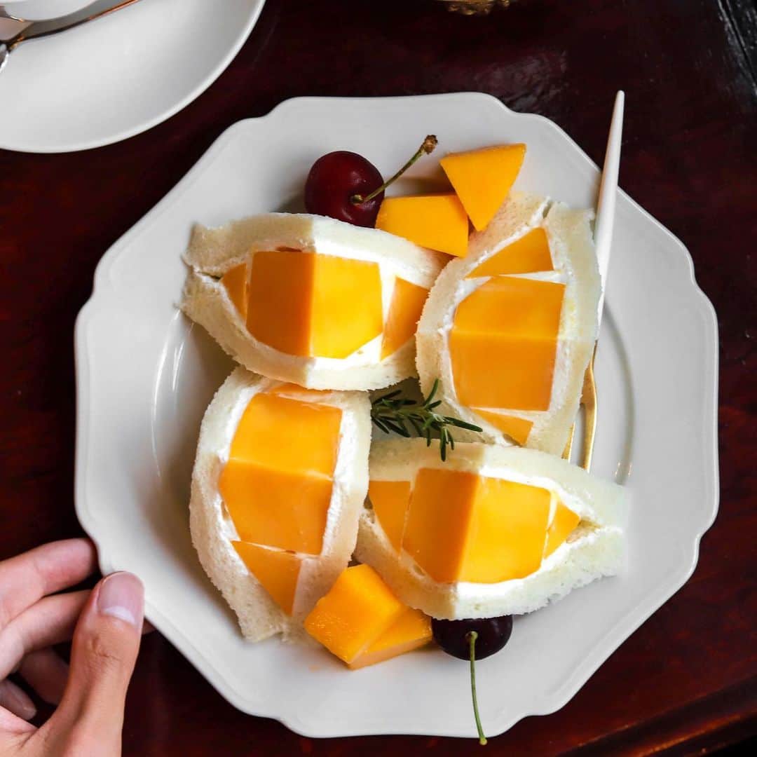 きょん。さんのインスタグラム写真 - (きょん。Instagram)「.  .  珈琲閣 @_coffee_kaku_  こっちは 美しマンゴー。  一言で表すと 明日が 明るくなる 美味しさ。  #珈琲閣#sweets#sandwich」7月1日 17時02分 - kyon_tokiiro