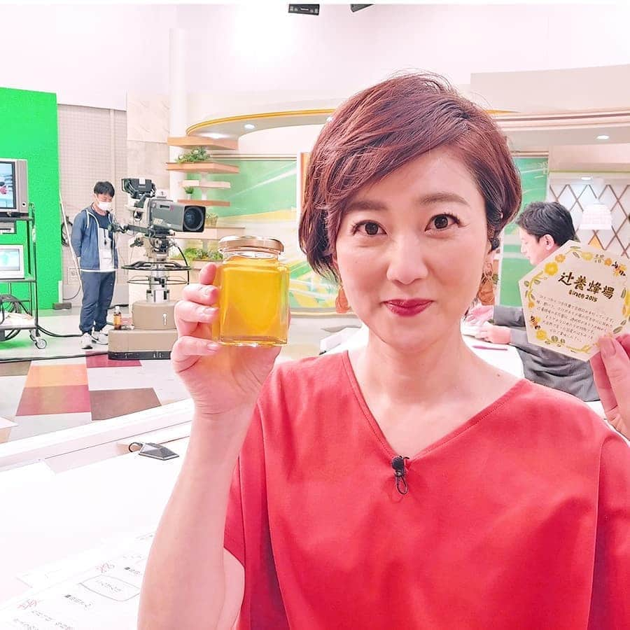 池尻和佳子さんのインスタグラム写真 - (池尻和佳子Instagram)「今日感テレビ、明日のスミオさんと高田課長の特集では嘉麻市の辻養蜂場にお邪魔しています🐝  とっても優しい甘味で感動的な美味しさです。  ミツバチ役の新人本田アナウンサーと共にナレーション担当しています🍯  良かったら、ご覧くださいm(._.)m」7月1日 16時58分 - wakako_ikejiri_rkb