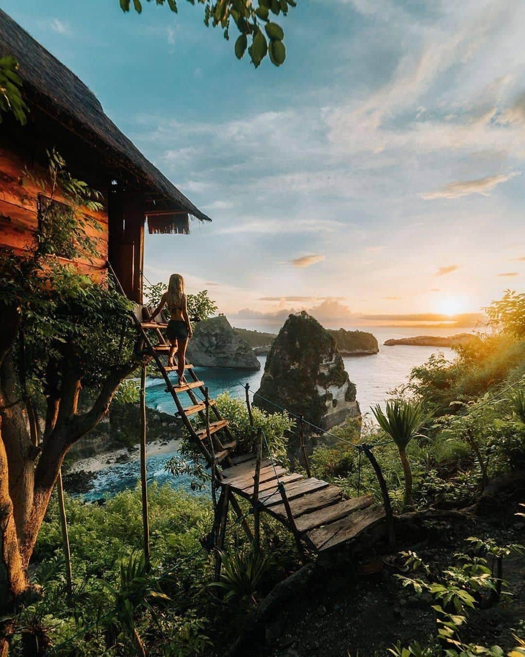 Discover Earthさんのインスタグラム写真 - (Discover EarthInstagram)「🇮🇩 #discoverbali with @eyeofshe : " One of the most beautiful sunrises I’ve ever seen. 🌅 . We crawled out of bed and headed down the road in the dark. It had been raining all night, so we crossed our fingers, hoping for a clear sky. The colors started to shine through as we took the last steps towards the tree house. It was truly a sight to see. We ended our mission with some fried rice for breakfast. 🍚 w/ @josemostajo 🐺"」7月1日 17時00分 - discoverearth