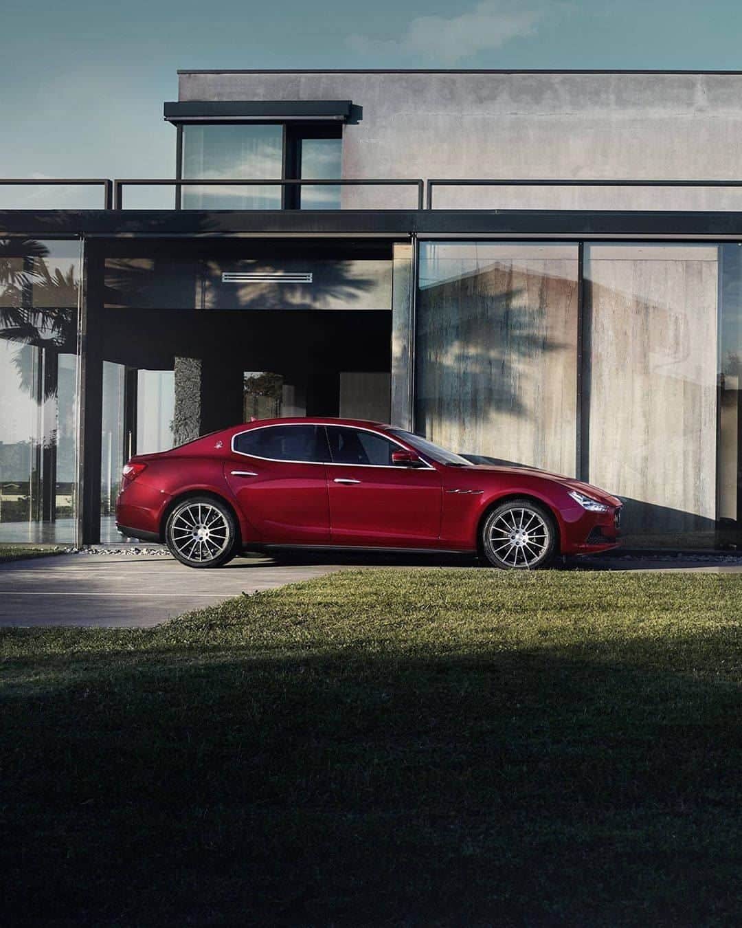 Maserati Japan | マセラティ ジャパンのインスタグラム：「1966年のトリノ オート ショーでデビューしたギブリ。そこから50年以上の月日が流れても、その傑出した佇まい、ハイレベルなラグジュアリー性が微塵たりとも失われていないことは言うまでもありません。  #Maserati #マセラティ #MaseratiJapan #マセラティジャパン #Ghibli #ギブリ」