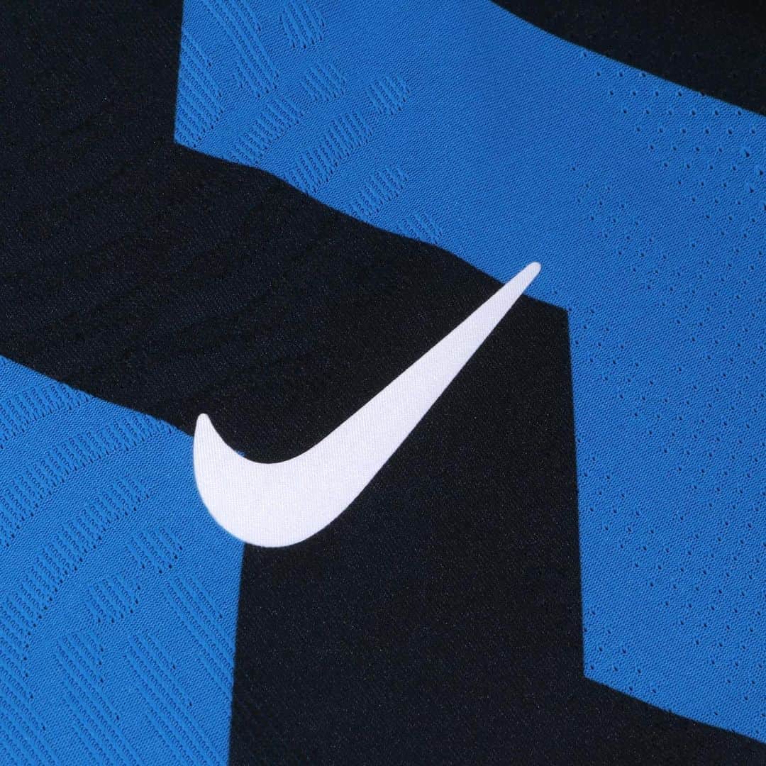 インテルナツィオナーレ・ミラノさんのインスタグラム写真 - (インテルナツィオナーレ・ミラノInstagram)「ON SALE NOW! 👕⚫️🔵 Have you noticed all the details and references to the city of our new home shirt? The new 2020/21 shirt goes on sale today! #Inter #ForzaInter #Nike #NikeFootball #Football #Jersey」7月1日 17時03分 - inter