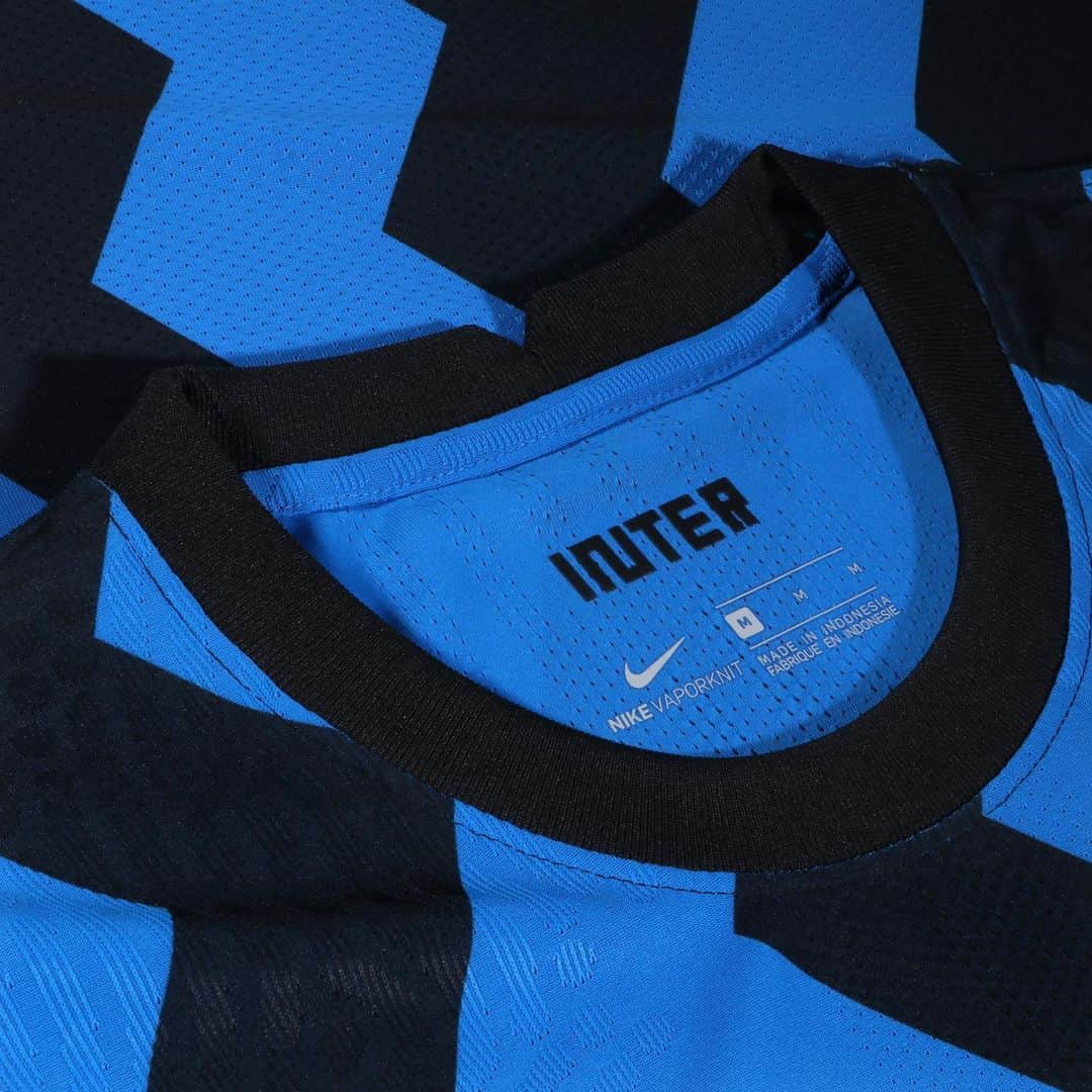 インテルナツィオナーレ・ミラノさんのインスタグラム写真 - (インテルナツィオナーレ・ミラノInstagram)「ON SALE NOW! 👕⚫️🔵 Have you noticed all the details and references to the city of our new home shirt? The new 2020/21 shirt goes on sale today! #Inter #ForzaInter #Nike #NikeFootball #Football #Jersey」7月1日 17時03分 - inter