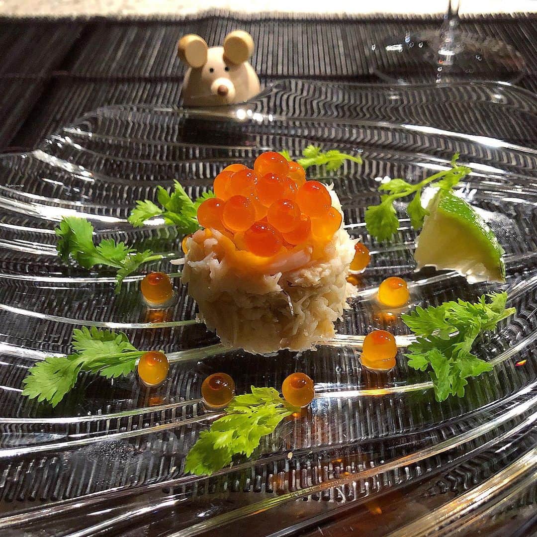 榊山敬代のインスタグラム：「🌿﻿🐟🦀… ・ 週末のおいしかった記録  立派なカニさんいただきましたので 撮影に試みましたが怖くてNGにて  ほぐした身でオードブル制作 しようかなとイクラさん達と  カニカニつぶつぶ コラボレーション  カニはお久しぶりでしたので ありがたく栄養チャージの巻 ・ ・ 🦀… カニさまありがとう … ・ ・ とココまで記事を書いたまま 昨日は更新できなかったけど 急きょのデザインに追われて あっという間に１日が終了也 なんとか間に合いそうで安堵  さて最近早起き週間が つづいてるのだけれど  午前が充実しまして良き感じ  今週は午前の作業の合間に キッチンの床のワックスを 塗り直したり１日何か一つ 綺麗になる目標作って実行 ・ ・ #時間の使い方 見直し中… ・ ・ 明日は早起きして久しぶりに スタバモーニングしたい気分  明日の東京は晴れるそうなので 束の間の光合成もしたいこの頃 ・ ・ ・ #おうち時間 たのしいけど たまにはカフェタイム で  #気分転換 ・ ・  #今日から７月 気持ち引き締める ・ ・ #夏  #野菜 #vegetable #蟹 #カニ #crab #beautiful #おうちごはん  #盛り付け ただけ #いくら #イクラ #Salmonroe #ワイン #しゅわしゅわ #brut #wine #オードブル #seafood #antipasto #前菜 #artist #kitchen #cooking #日本画家 の #お料理こんなもん  #１日何か一つ綺麗になる目標作って実行」