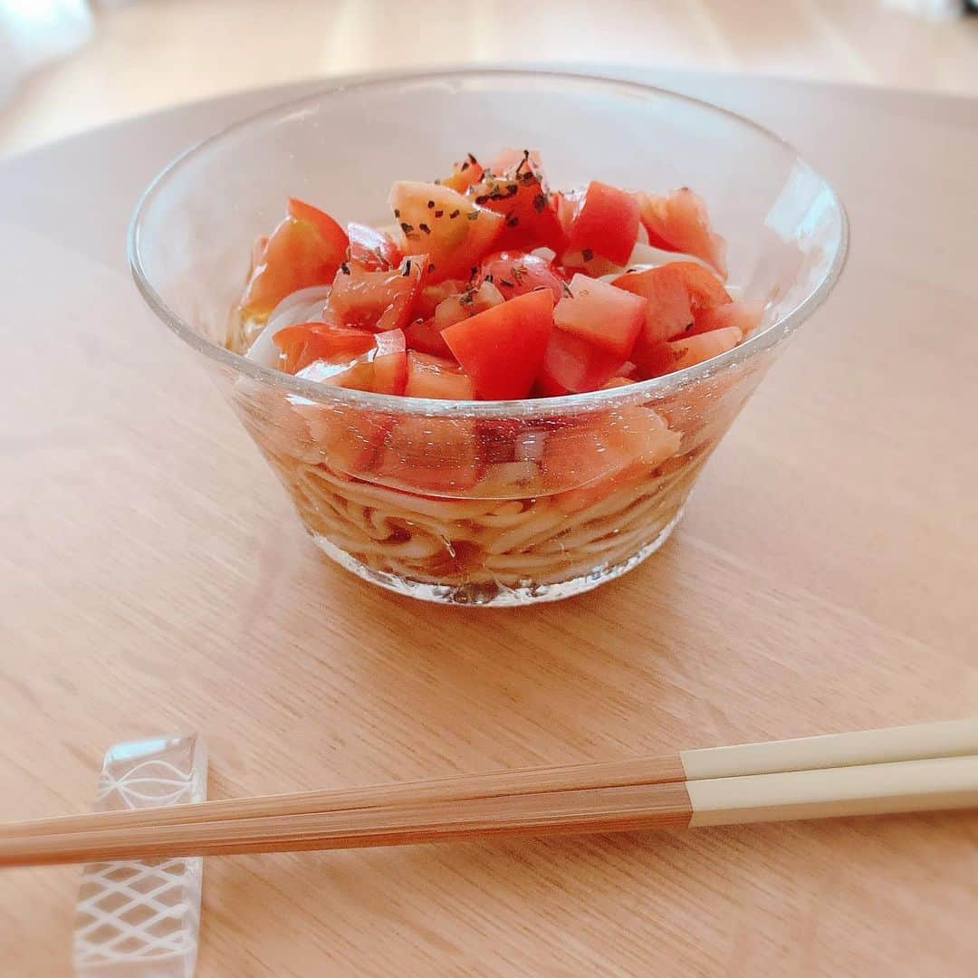 トリンドル玲奈さんのインスタグラム写真 - (トリンドル玲奈Instagram)「糖質0麺を使ってみました😋  トマトのタレは、 めんつゆとちょっとのお水に 白ワインビネガー(お酢でも)とオリーブオイルちょこちょこ入れたりして、バジルかけてみた!  酢じょうゆ卵もまた食べた😋 あと納豆も^ ^」7月1日 17時11分 - toritori0123