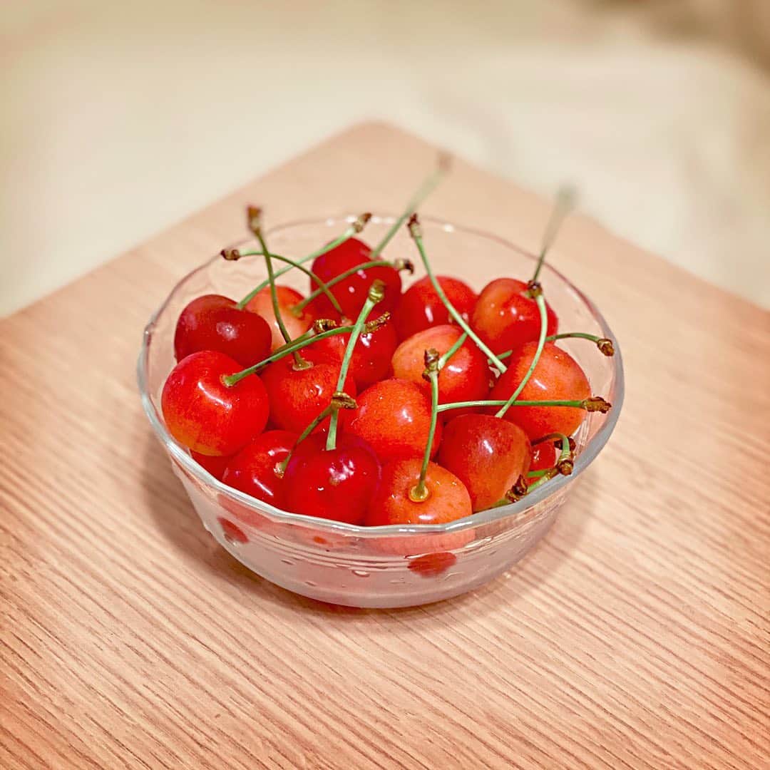 堀江淳のインスタグラム：「‪甘いです🍒美味しいです🍒‬ ‪新庄の知人に感謝！‬ ‪でも…7粒くらいでやめておかないと明日お腹が痛くなる💦‬ (17ライブは今夜も中途半端な20時10分からです🎶) ‪#さくらんぼ‬ ‪#佐藤錦‬ ‪#新庄‬ ‪#フルーツ‬ #17ライブ」