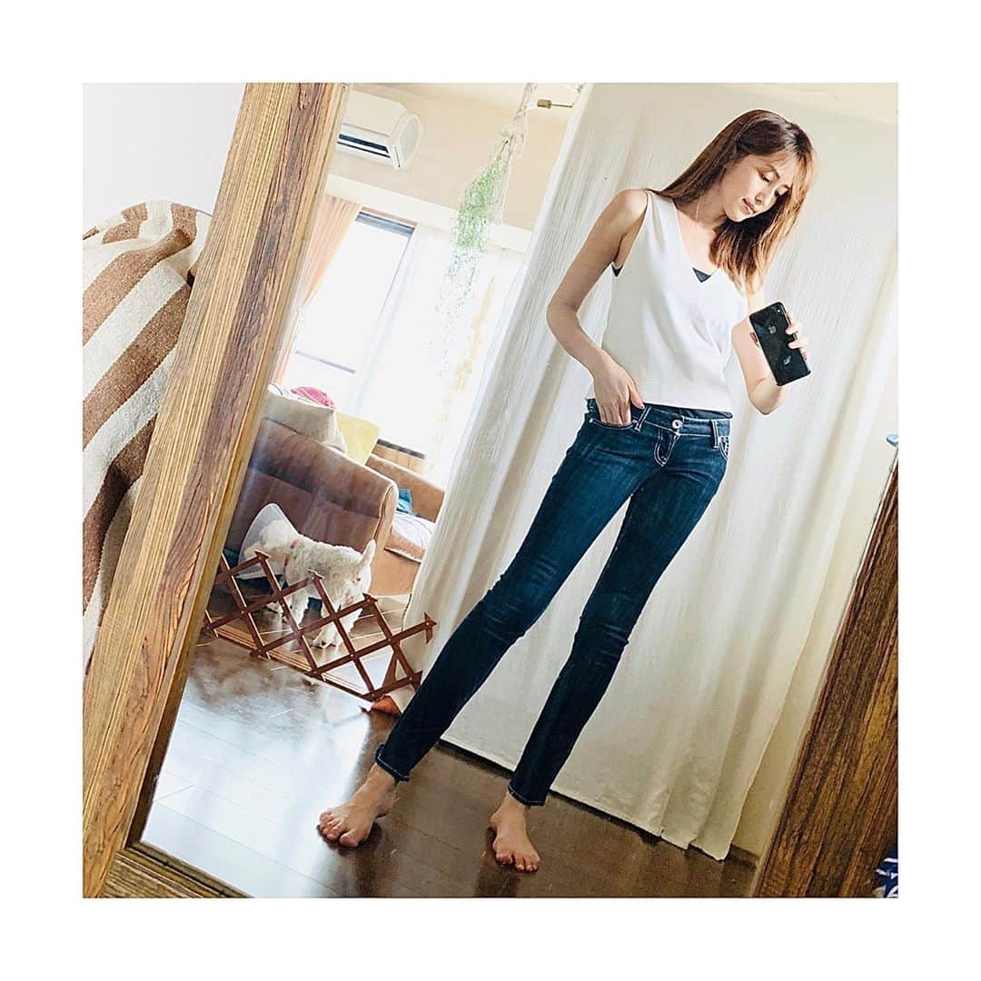 有村実樹さんのインスタグラム写真 - (有村実樹Instagram)「👖﻿ 体型キープのために20代前半の頃のデニムを捨てずに取っておいています。﻿ ﻿ ストレッチの入っていない、マウジーの25インチのスキニーデニム。﻿ かなりローライズなデザインに時代を感じる笑﻿ ﻿ ﻿ コロナであまり動かなくなったからちょっと恐る恐るでしたが、すんなり入って一安心👍﻿ ﻿ ﻿ 外に履いていくことはないけれど、おうちで定期的に履いてデニムに気持ちを引き締めてもらいます✨﻿ ﻿ ﻿ ﻿ ﻿ ﻿ #体型維持 #スタイル #ボディライン #ボディチェック #スキニーデニム」7月1日 17時08分 - arimura_miki