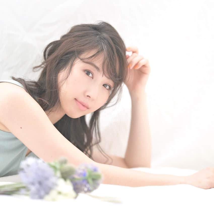 崎本ゆかりのインスタグラム：「It's July already💠 . . How time flies.. #hello#July#summer#shooting#model#natural#naturalmakeup#healthy#happy#beauty#flower#memories #頑張ろう#前を向いて#なんとかなる#7月#梅雨#撮影#モデル#ほくろ」