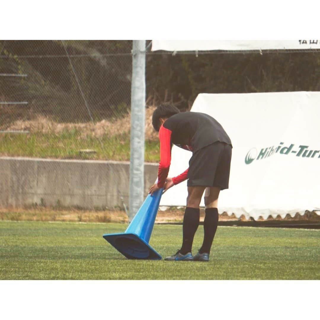 長沼洋一のインスタグラム：「今日のトレーニング⚽️ #なんの写真だろう #コーンをたてる練習 #そんな練習ないか…笑 #今週もいい準備します #次も勝ちます #頑張ります #愛媛FC」