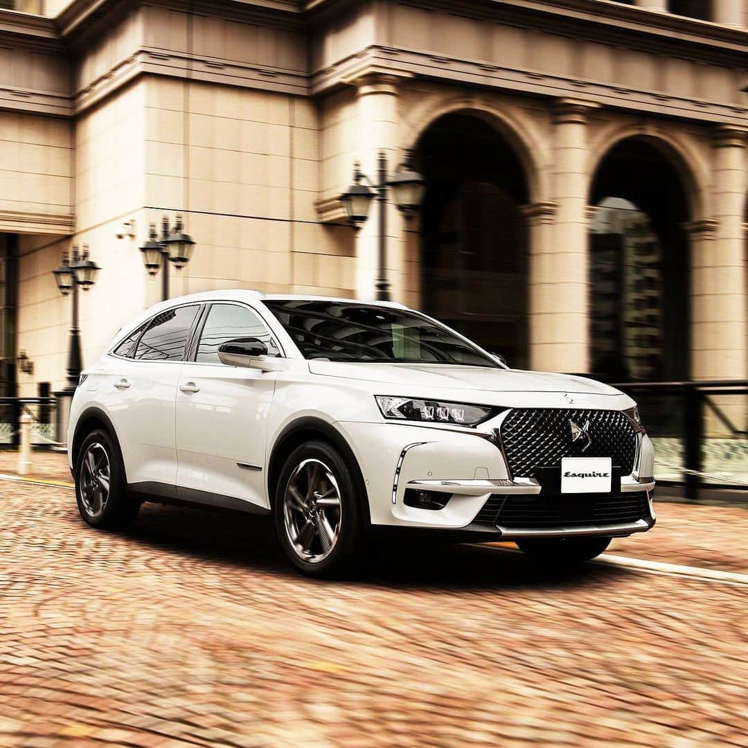 DS JAPAN Official Account of DS JAPANさんのインスタグラム写真 - (DS JAPAN Official Account of DS JAPANInstagram)「DS 7 CROSSBACK には、安心と安全を生む数々の先進テクノロジーが搭載され、ドライバーをサポートし続けます。  至極の乗り心地をもたらすのが、路面を事前にスキャンし、車体を電子制御する「DSアクティブスキャンサスペンション」。 また、「DSコネクテッドパイロット」は、前車との車間距離を一定に保つ「アクティブクルーズコントロール」と、車線内の任意の位置を保つ「レーンポジショニングアシスト」を統合したクラス初採用のシステムとなります。 特にレーンポジショニングアシストは車線の中央を強制的に維持するのではなく、ドライバーの好みに合わせて「車線の右寄り」または「車線の左寄り」など任意の左右位置を選べるという技術です。  さらに上級モデルのGrand Chicには、赤外線カメラで夜間の視界をサポートする「DSナイトビジョン」（オプション設定）、ステアリングコラム上部に設置された赤外線カメラがドライバーの視線や瞼の動きを検知し、警告や休息を促す「DSドライバーアテンションモニタリング」をはじめ、極上のドライビングパフォーマンスをもたらします。  @esquirejapan  記事はプロフィール欄に掲載しているリンクよりご確認いただけます。  #DSautomobiles #DSオートモビル #DS7CROSSBACK #SpiritofAvantGarde #esquirejapan #エスクァイア」7月1日 17時13分 - ds_japan