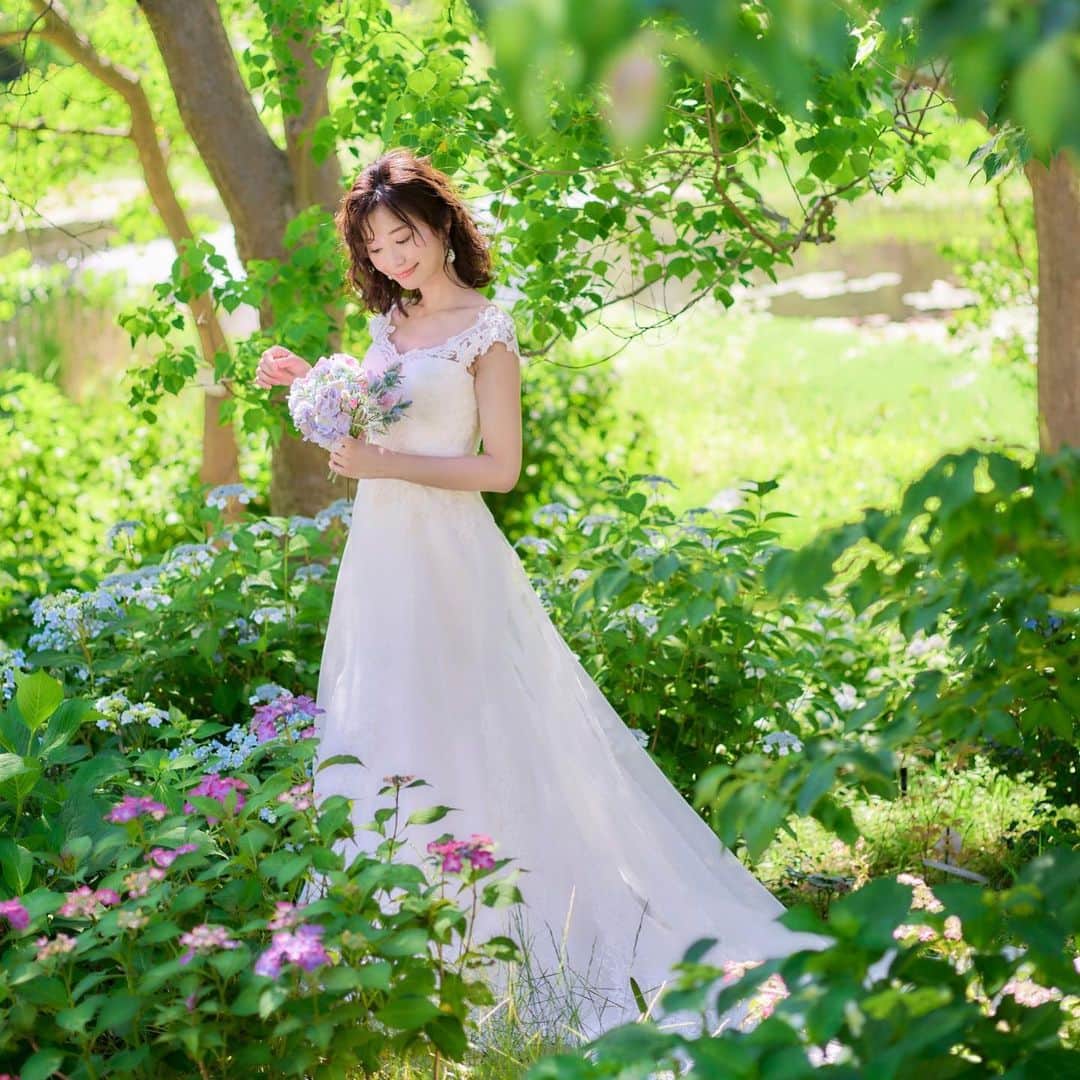 yumikatsuraのインスタグラム：「* ﻿﻿﻿ シンプルなラインに繊細な刺繍が﻿ 花嫁さまのエレガントな雰囲気をひきたてます♡﻿ ﻿﻿﻿ ユミカツラ熟練のアトリエテクニックが光る﻿ 生地選び・重なりが美しい透明感を﻿﻿演出✨﻿ ﻿﻿﻿ グリーンやお花を添えれば﻿ よりイノセントな印象に💍﻿ ガーデンや海外にも最適な1着です！﻿ ﻿﻿﻿ 【PY13032】﻿﻿﻿﻿ ____________________________﻿﻿﻿﻿ ﻿﻿﻿﻿ プレ花嫁さま応援企画第3弾💐﻿﻿﻿﻿﻿﻿﻿﻿ ﻿﻿﻿﻿﻿﻿﻿﻿ あなただけのために一から作り上げる夢のようなドレスと一緒にロケフォトを♡ユミカツラのオートクチュールオーダードレス製作体験とロケーションフォトのプレゼント企画を開催致します。﻿﻿﻿﻿﻿﻿﻿﻿ ﻿﻿﻿﻿﻿﻿﻿﻿ 55年間、70万人以上の花嫁さまの幸せをお手伝いしてきたユミカツラのスペシャルなクチュールテクニックを是非体験してみてください♪﻿﻿﻿﻿﻿﻿﻿ ﻿﻿﻿﻿﻿﻿﻿﻿ 応募要項は公式HPをチェック✨﻿﻿﻿﻿ ﻿﻿﻿﻿﻿﻿﻿﻿ https://www.yumikatsura.com/fair-campaign/10529﻿﻿﻿﻿﻿﻿﻿﻿ ﻿﻿﻿﻿﻿﻿﻿﻿﻿ [応募期間]2020年6月22日(月)〜7月13日﻿(月)﻿﻿﻿﻿﻿﻿﻿﻿ [当選発表] 2020年7月17日﻿ ﻿(金)﻿﻿﻿﻿﻿﻿﻿﻿ ﻿﻿﻿﻿﻿﻿﻿﻿ 是非ご応募お待ちしております👗﻿﻿﻿﻿﻿﻿﻿ ____________________________﻿﻿﻿﻿﻿﻿﻿﻿﻿ ﻿﻿﻿﻿﻿﻿﻿﻿ たくさんの花嫁さまのご希望にお応えして、ユミカツラが手掛けるフォトプランも新登場✨﻿﻿﻿﻿﻿﻿﻿﻿﻿﻿ ﻿﻿﻿﻿﻿﻿﻿﻿﻿﻿ 国内・海外のスタジオやロケーションでの撮影プランをご用意。憧れのドレスで思い出に残る撮影をしたい！という花嫁さまの夢を叶えます♡﻿﻿﻿﻿﻿﻿﻿﻿﻿﻿ ﻿﻿﻿﻿﻿﻿﻿﻿﻿ パッケージプランは20万円台〜、オーダーメイドサービスあり💍﻿﻿﻿﻿﻿﻿﻿ ____________________________﻿﻿﻿﻿﻿﻿﻿﻿﻿ ﻿﻿﻿﻿﻿﻿﻿﻿﻿ .﻿﻿﻿﻿﻿﻿﻿﻿﻿﻿﻿﻿﻿﻿﻿﻿﻿﻿﻿﻿﻿ ﻿﻿﻿ @yumikatsurajapan﻿﻿﻿﻿﻿﻿﻿ Photo @bananamonkeypictures﻿﻿﻿﻿﻿﻿﻿ Hair&Make @hm_yuka﻿﻿﻿﻿﻿﻿﻿ Model @yukikaneshiro﻿﻿﻿﻿﻿﻿﻿ Location @keiseirosegarden﻿﻿﻿﻿﻿﻿ #ウエディングドレス #ウエディングドレス選び #前撮り #前撮りドレス #ロケーションフォト #ロケーションフォトウェディング #ロケフォト #ガーデンウエディング #プレ花嫁準備 #プレ花嫁2020 #フォトウエディング #フォトウエディングドレス #ロングトレーン #運命のドレス #ウエディングドレス試着 #ウエディングフォト #桂由美 #桂由美ドレス #yumibrides #yumikatsura #海外挙式 #プレ花嫁応援 #オーダードレス #オーダードレスショップ #おしゃれ花嫁 #後撮り#大人花嫁 #レストランウェディング #シンプルドレス #紫陽花フォト」