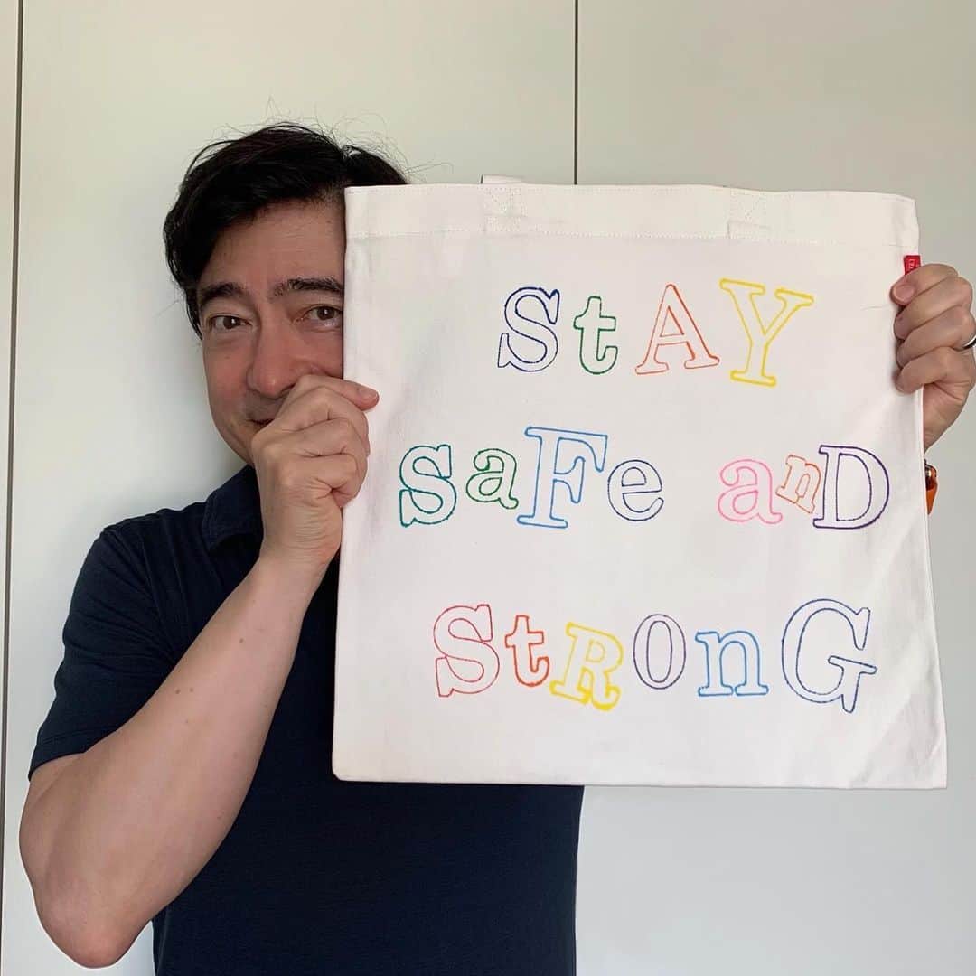 のインスタグラム：「It’s ready!! 子供達支援のRoototeチャリティー・オークション、始まりました👍🏻  #rootote #savethechildren #ルートート #drawing #design #love #peace #ジョンカビラ #jonkabira」