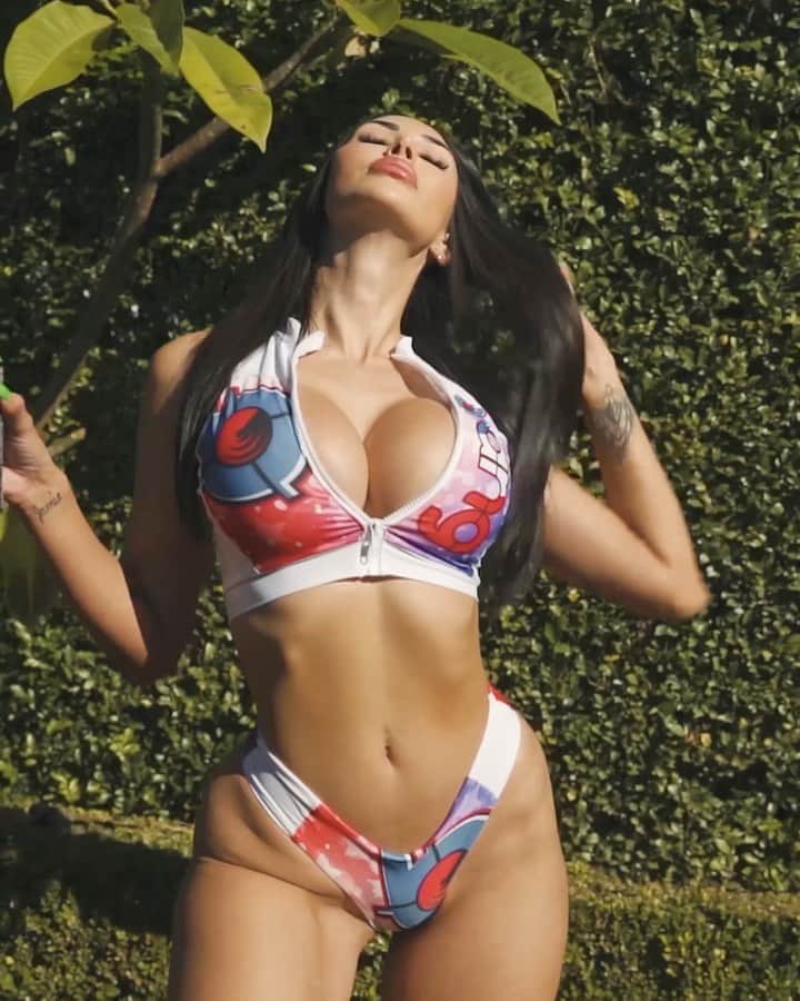 ANNELESE MILTONのインスタグラム：「I love a cheeky sun session with my @BangEnergy 🥰  Follow the inventor @BangEnergy.CEO  #EnergyDrink #BangEnergy」