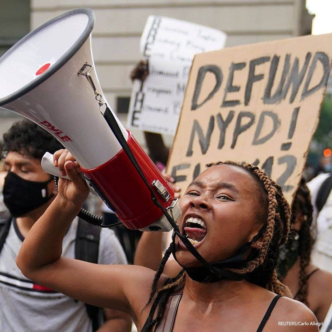 ABC Newsさんのインスタグラム写真 - (ABC NewsInstagram)「Demonstrators call for the defunding of police in the an area dubbed the "City Hall Autonomous Zone" outside City Hall in Manhattan, New York City. #racialequality #protest #nypd #blacklivesmatter」7月1日 17時30分 - abcnews