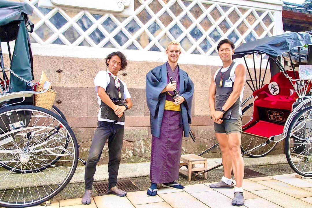 金沢着物レンタルshop心結〜kokoyui〜のインスタグラム：「とってもカッコいいですね👘⚔️ . 　 #金沢観光 #金沢着物 #金沢ランチ #金沢グルメ #撮影 #兼六園 #東茶屋街 #21世紀美術館 #着物ヘア #ヘアセット #和服 #着物 #レトロ着物 #アンティーク着物 #着物女子 #着物コーディネート#きもの  #kimono #kimonorental #kimonostyle #kimonogirl #japanesekimono #和服體驗  -----*----*------*-----*----*-------- @kokoyui_kimono  ⚫︎金沢駅前 着物レンタル心結(ここゆい)  ⚫︎営業時間 : 9:00〜18:00 ⚫︎address : 金沢市本町1-3-39 ⚫︎tell : 076-221-7799 ⚫︎金沢駅から徒歩5分  ⚫︎コインパーキング補助  @kokoyui_furisode #成人式 #卒業式 #振袖 #結婚式 @kokoyui753 #お宮参り#七五三」