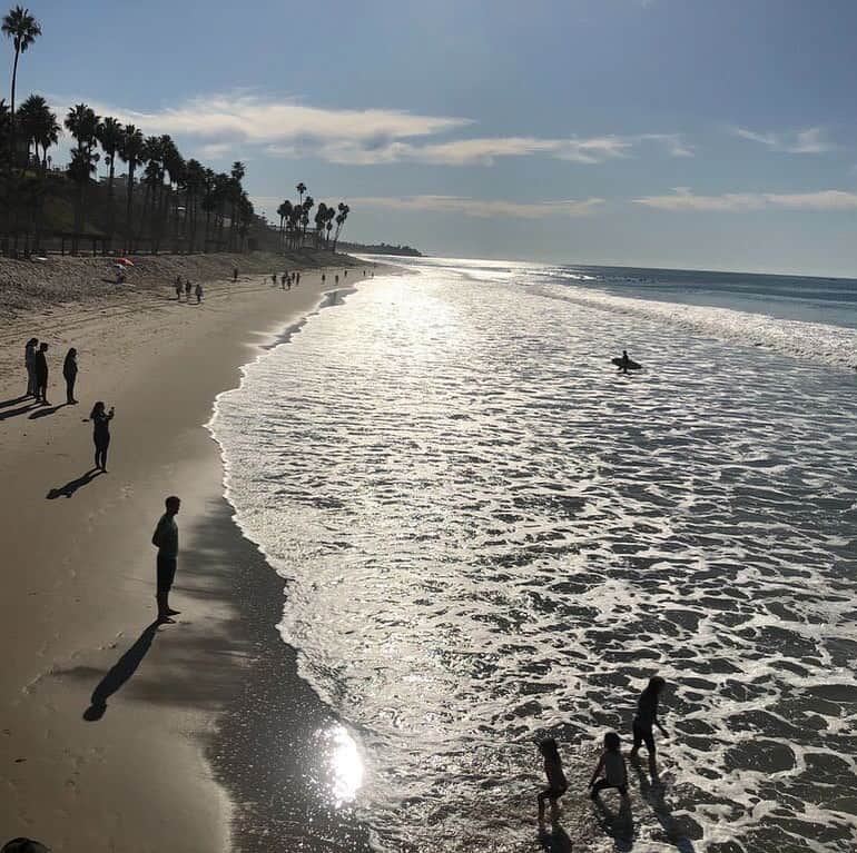 アメリカ大使館さんのインスタグラム写真 - (アメリカ大使館Instagram)「🏝砂浜際の波🌊がキラキラしてて綺麗ですね〜✨ 今日もあいにくのお天気☔️ですが、今日から7月。 海開きと言われる日なんですよね。 こちらはカリフォルニア州サンクレメンテのビーチ🏖の📸です。 サンクレメンテは、世界中からサーファー🏄‍♂️が集まるサーフィン🏄‍♀️のメッカとしても有名なビーチです⛱ 夏の☀️キラキラの海…夏の訪れを感じますね。 . #usa #america #livinginamerica #california #pacificocean #beach #orangecounty #photooftheday #bluesky #studyabroad #アメリカ #アメリカ生活 #留学 #ビーチ #砂浜 #カリフォルニア州 #太平洋 #波打ち際 #青空 #orangecounty #散歩 #サンクレメンテビーチ #サーフィン #サーファー #surfing」7月1日 17時39分 - usembassytokyo