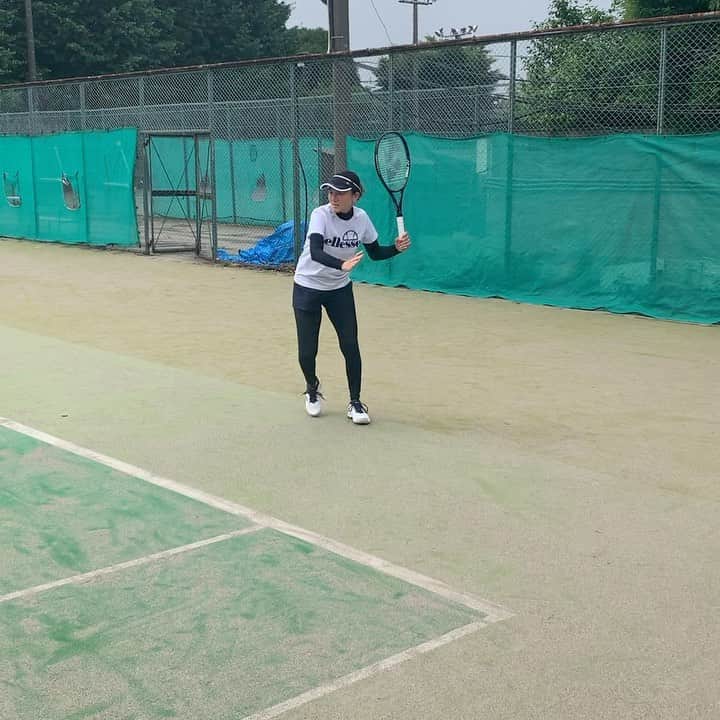 のインスタグラム：「It’s been 1year🎾先週末は約1年ぶりのテニス!!息子が3ヶ月になった日に復活🥰 こんなにテニスから離れていたのは多分テニス始めた7歳から初めて笑🤣足が重くてボールのところになかなか行けない笑　 1時間半休みながらゆっくりやりました🎾たくさん汗をかけて楽しかったー😆❤️父に見ててもらい息子も早朝の中、ご機嫌で待っていてくれました👶❤️早くまたやりたい☺️そして少しずつ身体も元に戻れるように鍛えたい🙆‍♀️#tennis #久しぶり #1年ぶり  #テニス  @ellessejapan @yonex_jp」