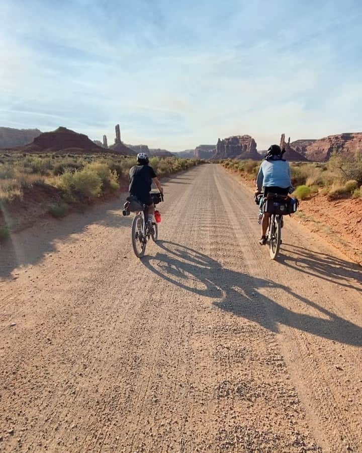 クリス・バーカードのインスタグラム：「In many ways, the way we travel will forever be different. These last few weeks I have found myself attempting to be more self sufficient while on the road, carrying my own food, gas & as many supplies as I can so I don't impact small towns on the way to & from my destination. During my recent bikepacking trip to Utah we attempted to be as self-sufficient as possible while experiencing a remote part of nature that you can often only experience by foot or bike. I can’t think of a better time to research a little more and attempt to explore the more off the beaten path, less trodden places than now. Utah has always been a place that inspired solace & many early adventures since I lived there during a season when I first started shooting.  If you find yourself ready to go out and explore Utah when the time is right, I suggest researching less crowded places to visit safely & responsibly. Whether your adventures takes you to remote trails or towns there is always somewhere to explore, bring the right PPE equipment and don't forget to have fun!  * there is currently an active fire ban throughout Utah. This was shot in fire safe locations prior to burn. Please research these no-fire bans before traveling . @visitutah #utahfromhome」