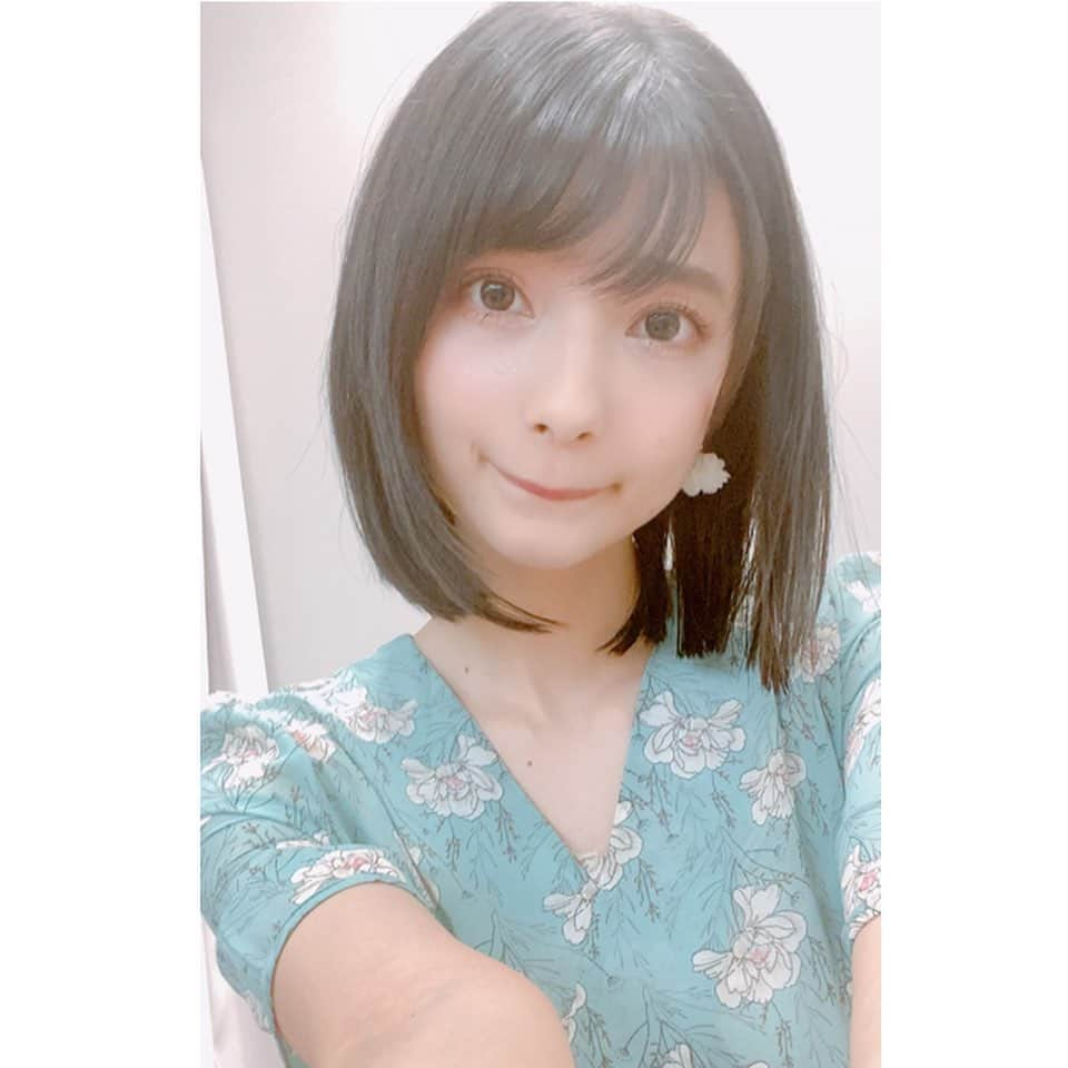 高野麻里佳さんのインスタグラム写真 - (高野麻里佳Instagram)「. . 昨日の続き！ . #ゴージャス動画 の Twitterやインスタや動画で なんとなくお気づきの方も いらっしゃるかもしれませんが 撮影日にはたくさん衣装を 持参しています👗✨ . 爽やかな配色も ビビットな服も どっちも可愛い。 #DHOLIC #LIVERTINEAGE #口もいろいろ .」7月1日 8時50分 - marika_kohno