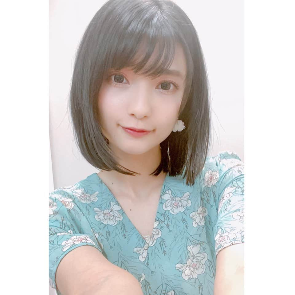 高野麻里佳さんのインスタグラム写真 - (高野麻里佳Instagram)「. . 昨日の続き！ . #ゴージャス動画 の Twitterやインスタや動画で なんとなくお気づきの方も いらっしゃるかもしれませんが 撮影日にはたくさん衣装を 持参しています👗✨ . 爽やかな配色も ビビットな服も どっちも可愛い。 #DHOLIC #LIVERTINEAGE #口もいろいろ .」7月1日 8時50分 - marika_kohno