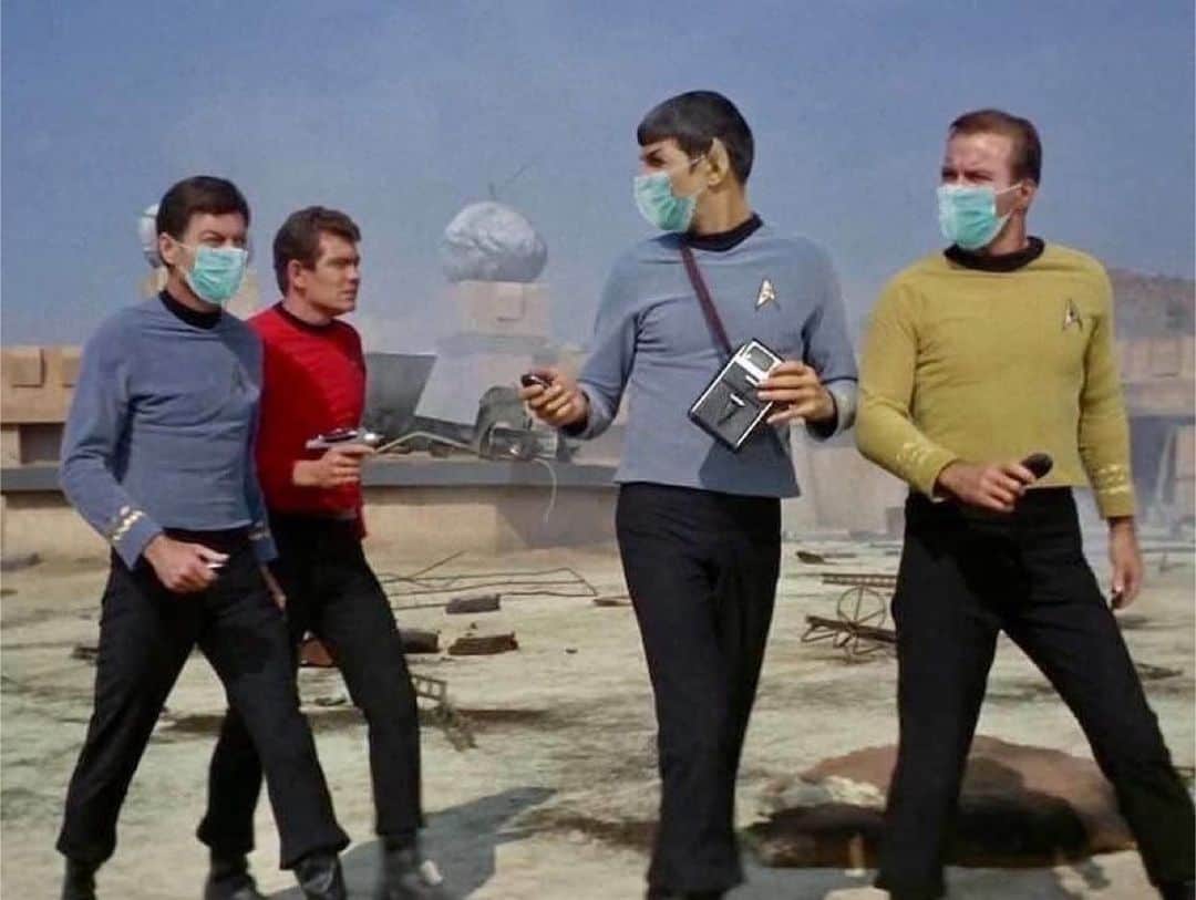 コリン・ハンクスのインスタグラム：「It’s that simple.  Repost from @richeisen • Guess now there’s two ways to figure out who’s in danger and is gonna eat it on Star Trek.」
