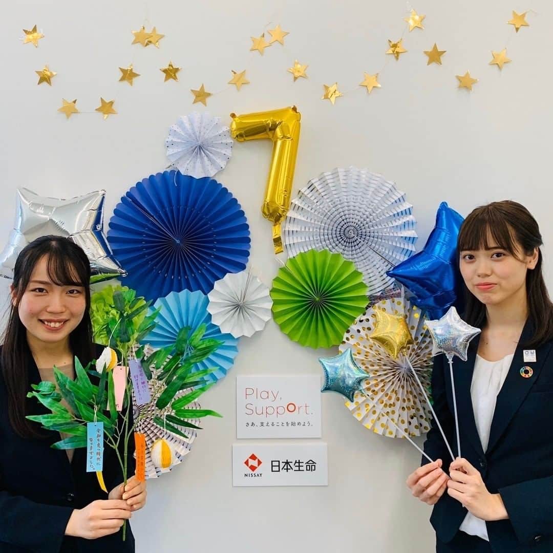 日本生命保険相互会社さんのインスタグラム写真 - (日本生命保険相互会社Instagram)「こんにちは！人材開発部エリア総合職養成センター（大阪）です。   今日から7月ですね☆彡  私たち1年目の職員は、 今月からテレアポ等の活動をスタートするために、 実践に向けた研修を続けてまいりました！  入社後初めての本格的な業務で、 不安もありますが楽しみの方が大きいです！ 同期と共に、切磋琢磨しながら頑張っていきたいと思います。  7月は、熱中症になる方が急増する季節です！ 今年はマスク着用も重なり ますます懸念されるので、 こまめな水分補給を心がけましょう！  今月もよろしくお願いいたします♪  今月も頑張りましょう！  #7月 #7月スタート #7月1日 #今日から7月 #七夕 #天の川 #星 #ラッキーセブン #海の日 #スポーツの日 #4連休 #新入社員 #１年目 #テレアポ #大阪 #淀屋橋 #熱中症対策 #水分補給 #創立記念日 #131周年 #フレッシュマン #テレワーク #マスク  #さあ支えることを始めよう #日本生命 #ニッセイ #nissay #playsupport  #保険」7月1日 9時00分 - nissay_official