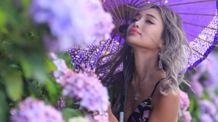 舘林佳史のインスタグラム：「フォロワー8万7千人の人気インスタグラマー﻿ ファッションモデルSoraちゃん﻿ 紫陽花姫😊✨﻿ 写真集発売決定🥰💕✨ ﻿ メッチャカッコいいのが撮れました👍✨﻿ ﻿ 物語の主人公になりたい方✨﻿ ﻿ 撮影のご依頼等お気軽にお問い合わせ下さい(о´∀`о) ﻿ #ドラマティックストーリーフォト﻿ ﻿ ﻿ 誰でも物語の主人公になれる‼︎をキャッチコピーに﻿ ドラマや映画の物語のワンシーンの様なDramaticStoryPhotと言う名前で活動作品作りをしています。﻿ ﻿ 大好評のドラマティックフォトのご依頼はこのクオリティーで30000円〜(ほぼ諸経費)で受け賜わっています)^o^( ﻿ ﻿ 素敵な作品を一緒に作りたい！コラボレーションしたい 美容師・メイクアップアーティストさん ・服飾デザイナーさんクリエイターさん募集中です✨﻿ ﻿ 作品作り体験モデルに興味がある方ドラマティックフォト依頼 の方はこちら﻿ ﻿ ①お名前:②地域:③年齢:④身長: ⑤InstagramID: LINE ID:⑥応募理由:﻿ ﻿ 最近の髪型スタイルの分かる写真をDMまたはメール下さい✨📩contact@dramaticphoto.jp﻿ ﻿ ギャラリーモデル個撮希望カメラマンはお繋ぎしますのでモデル名と希望日DMでお問い合わせ下さいませ❣️﻿ ﻿ ﻿ #写真集#プロモーション#ショートムービー#動画#ストーリー#和ドレス#写真集#紫陽花#ファッションモデル#美人モデル#美女#ベストボディ#下田公園 #プロモーション#伊豆旅行 #伊豆#ドラマチック#ファンタジー#ストロビスト#撮影依頼#モデル募集#モデル#ロケーションフォト#ファインダー越しの私の世界#写真撮る人と繋がりたい#photographer#ポートレート#ポートレート#撮影モデル」