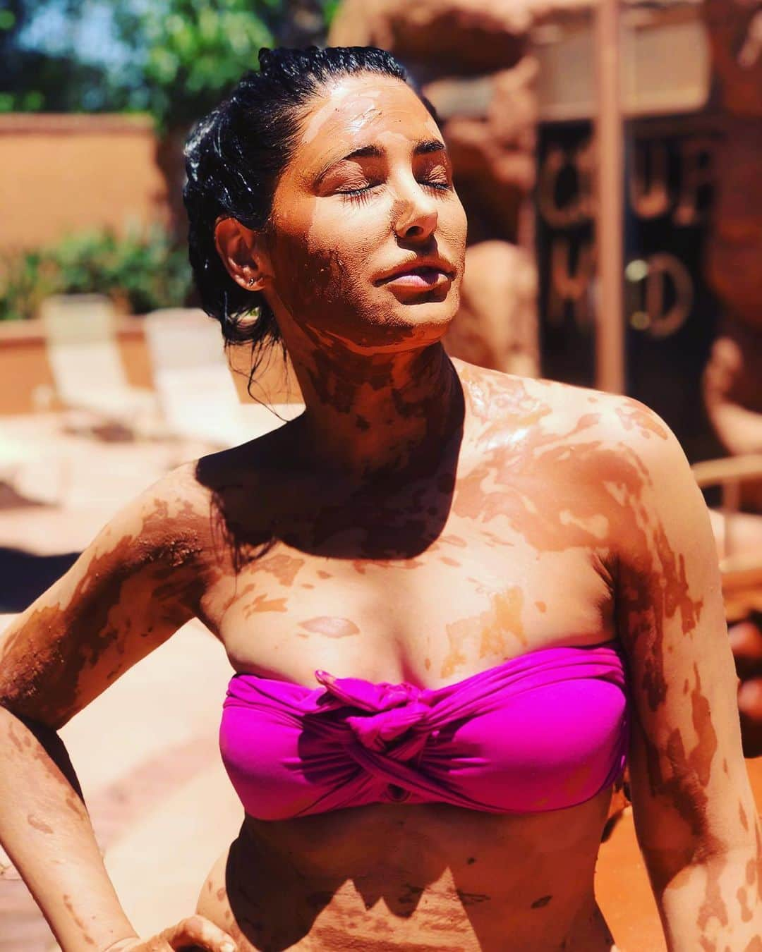 Nargis Fakhri さんのインスタグラム写真 - (Nargis Fakhri Instagram)「Make sure to detox your life every once in awhile. Out with the old & bringing in the new. #redclaymudbath great for detoxing & healing the skin. #vitamind good to feel good and boost that immune system. Had a great day with @tyleraryai & my momma at @glenivy_spa  . . . . . . . #hotsprings #glenivyhotsprings #detox #relax #rejuvinate #bestfriends #mymom #mud #selfcare #spa #spaday #health #healthyliving」7月1日 9時10分 - nargisfakhri