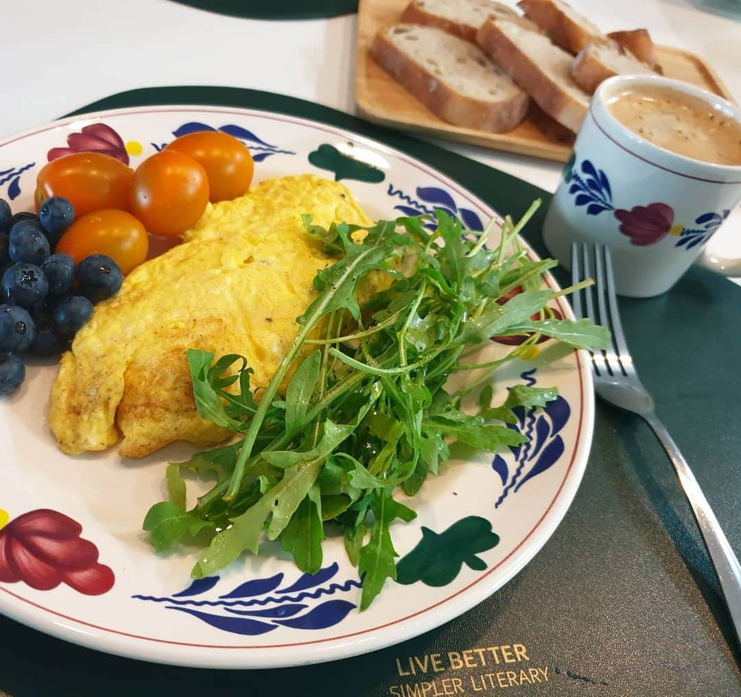 ムン・ジョンヒさんのインスタグラム写真 - (ムン・ジョンヒInstagram)「#아침 #omelette #breakfast #wilsonfisk #recipe #데어데블 #daredevil #netflix #보렌반트 어젯밤... 데어데블 보고 아침에 윌슨피스크 오믈렛 따라하기. 영화의 힘이란♡」7月1日 9時04分 - jeonghee_moon