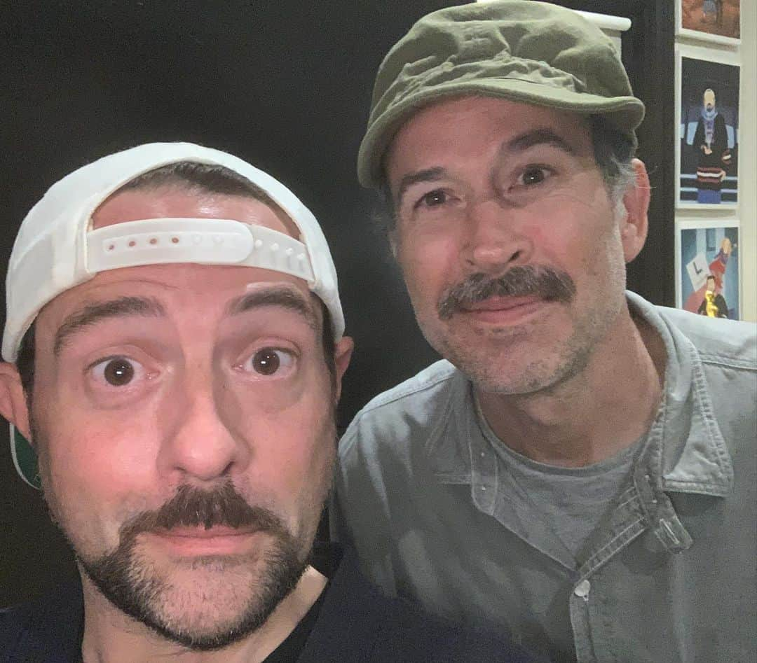 ケヴィン・スミスさんのインスタグラム写真 - (ケヴィン・スミスInstagram)「Looking like Captain Quint in Jaws, the great #jasonlee came by the other night to podcast and talk about #twilightofthemallrats. We never got around to the podcast but the #mallrats chat was helpful, as I head into the second draft. Lee had great notes and made the case for shooting on 35mm (because that’s how we shot the first one). Lee and me have known each other for 25 years, so I’ve been working with Jason for half my life now. Mister @stereoskateboards ollied into my world during the Mallrats auditions and here we are - it’s a quarter of a century later and we’re planning and plotting a Mallrats sequel (with a phat @arrowvideo BluRay en route)! And just wait until you see what we’ve got planned for Brodie Bruce! Unrelated: Watch the second episode of @celebshowoff to see whether my sitcom SON-IN-LOCKDOWN gets renewed for one more week or if it gets canceled! See #celebshowoff on @tbsnetwork at 10pm TONIGHT! #KevinSmith #mallrats2 #brodiebruce」7月1日 9時04分 - thatkevinsmith