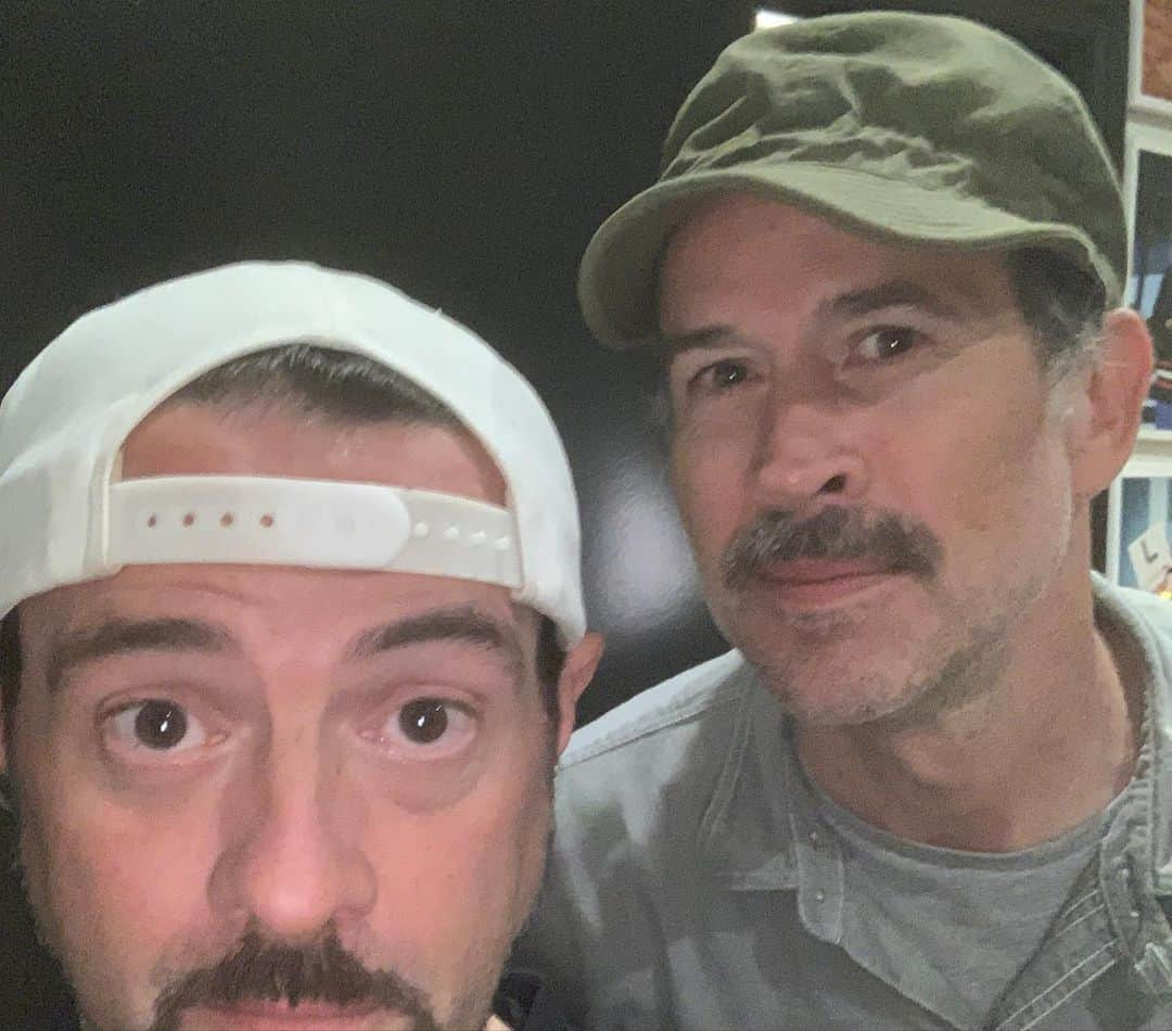 ケヴィン・スミスさんのインスタグラム写真 - (ケヴィン・スミスInstagram)「Looking like Captain Quint in Jaws, the great #jasonlee came by the other night to podcast and talk about #twilightofthemallrats. We never got around to the podcast but the #mallrats chat was helpful, as I head into the second draft. Lee had great notes and made the case for shooting on 35mm (because that’s how we shot the first one). Lee and me have known each other for 25 years, so I’ve been working with Jason for half my life now. Mister @stereoskateboards ollied into my world during the Mallrats auditions and here we are - it’s a quarter of a century later and we’re planning and plotting a Mallrats sequel (with a phat @arrowvideo BluRay en route)! And just wait until you see what we’ve got planned for Brodie Bruce! Unrelated: Watch the second episode of @celebshowoff to see whether my sitcom SON-IN-LOCKDOWN gets renewed for one more week or if it gets canceled! See #celebshowoff on @tbsnetwork at 10pm TONIGHT! #KevinSmith #mallrats2 #brodiebruce」7月1日 9時04分 - thatkevinsmith