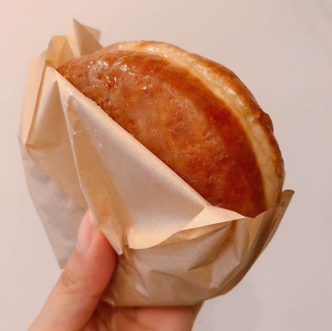 野田あず沙さんのインスタグラム写真 - (野田あず沙Instagram)「doughnut🍩﻿ ﻿ ﻿ 最近Uberしたパン生地ドーナツがもちふわで美味しかった♡﻿ ﻿ 自然素材にこだわっているところもありがたい。﻿ ﻿ ﻿ ﻿ 置き配の時にわざわざ床にシートを敷いて置いて下さったり﻿ 配達員の方々の気配りには本当に感動です🥺﻿ ﻿ ﻿ ﻿ ﻿ ﻿ ﻿ ﻿ ﻿ #doughnutplant﻿ #ubereats #donuts ﻿ #ドーナッツプラント #ドーナツ #ウーバーイーツ」7月1日 9時10分 - azuazu0429