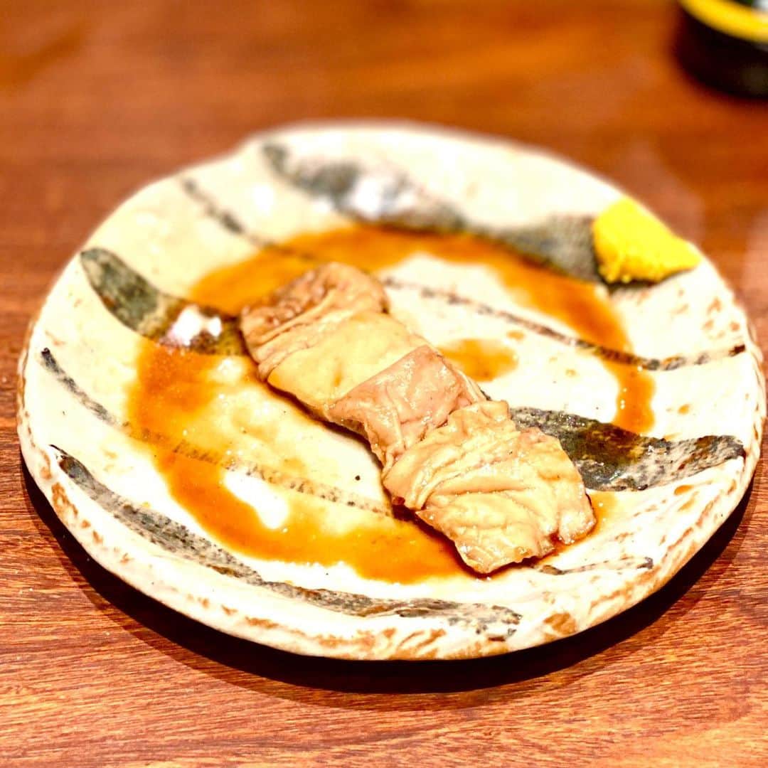 のインスタグラム：「気のおけない皆さんと絶品の焼鳥、と言っても鶏肉は写っていませんが、すこぶる楽しい一夜を過ごしました。  #新宿 #鳥茂 #ほとんど鳥ではない」
